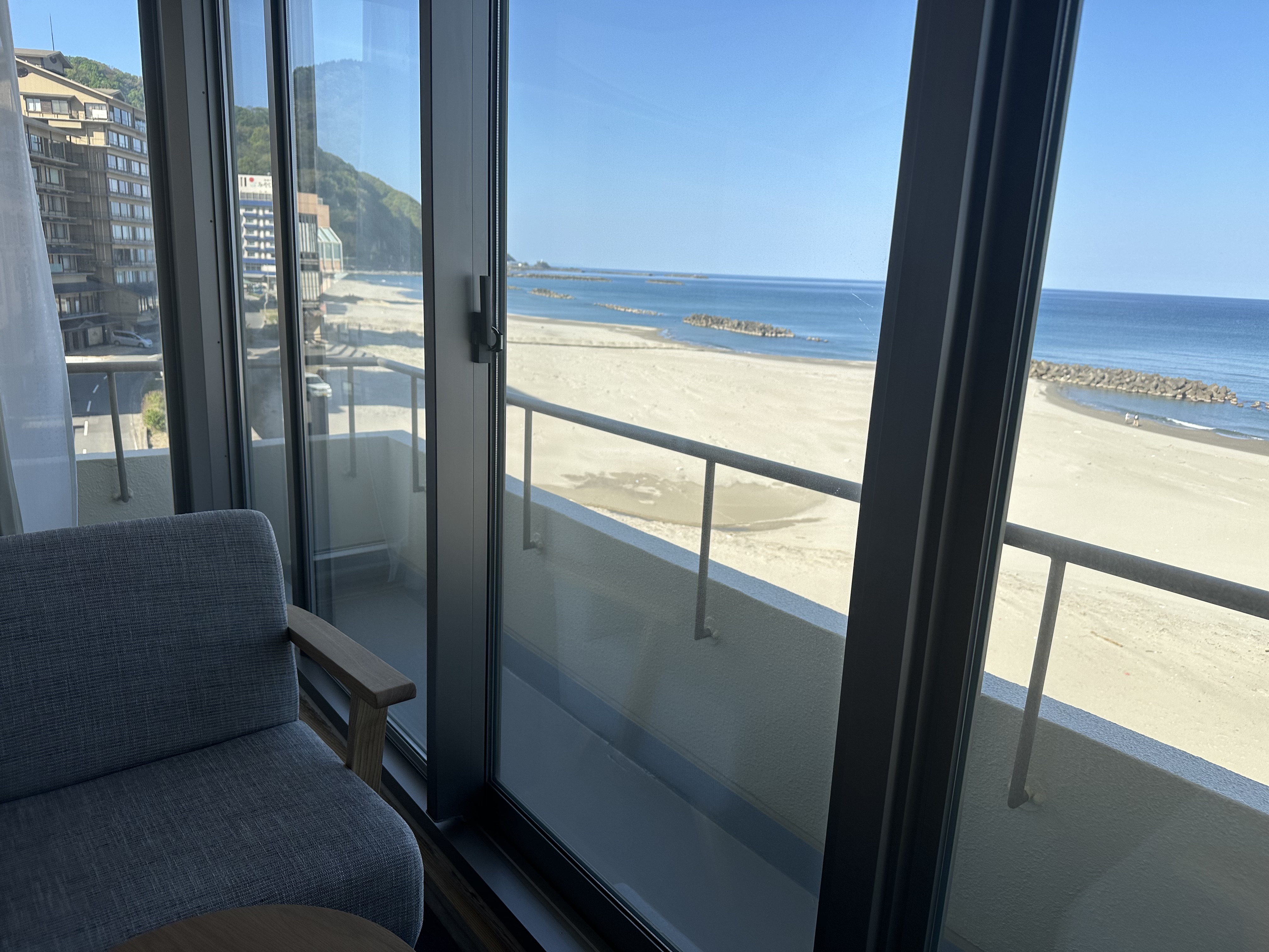 ツインの部屋から見た海岸&hellip;水平線の彼方までみえます。