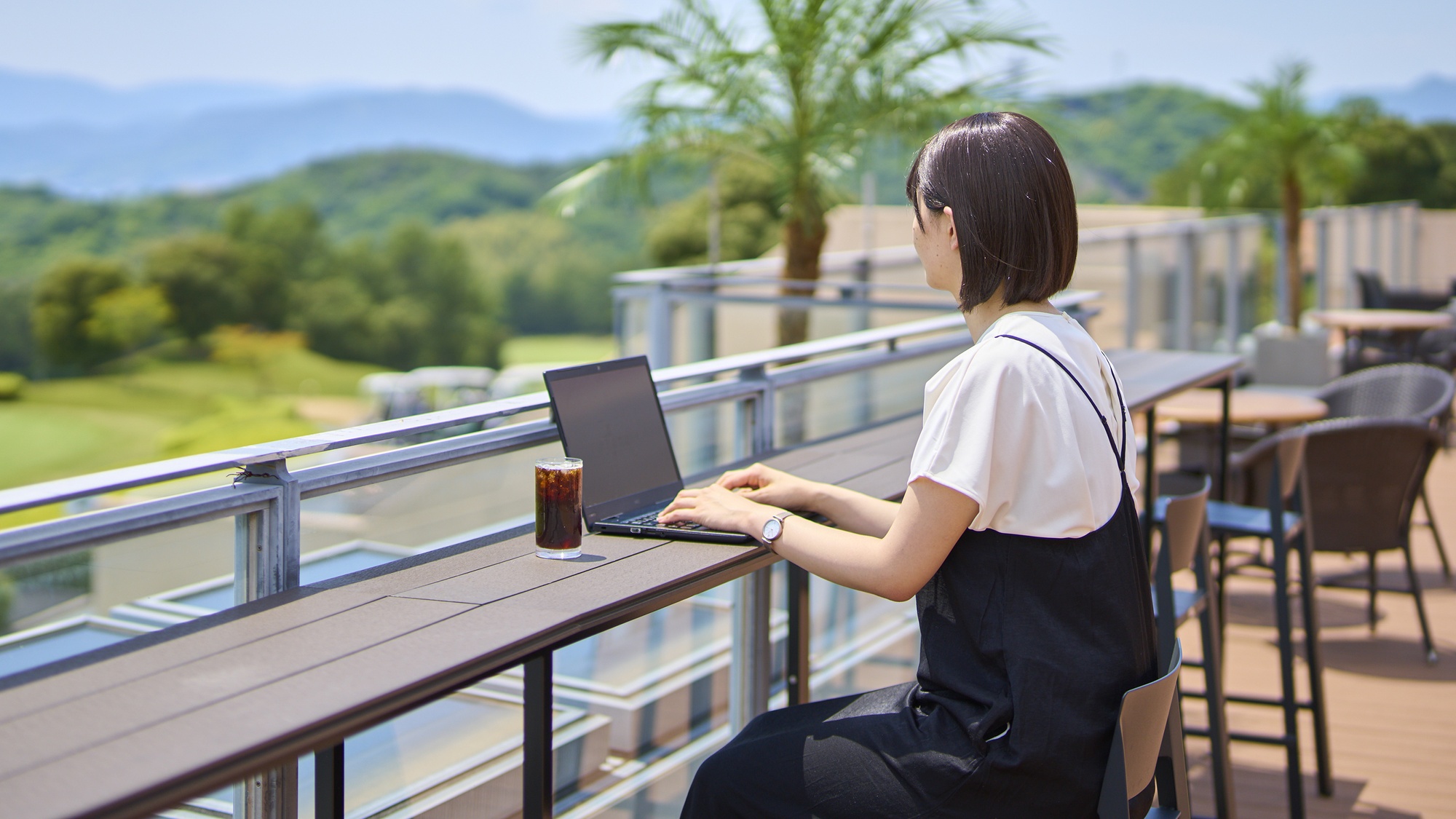 ・【テラス】コーヒーなどのお飲み物、レストランのお食事もテラスでお召し上がりいただけます