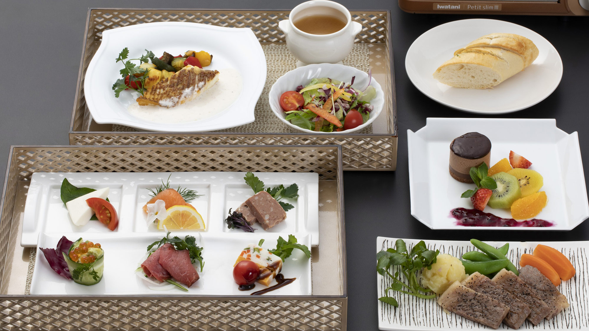 ・【夕食／多島美】鯛のポワレと広島牛ステーキでWメインを楽しめるコース