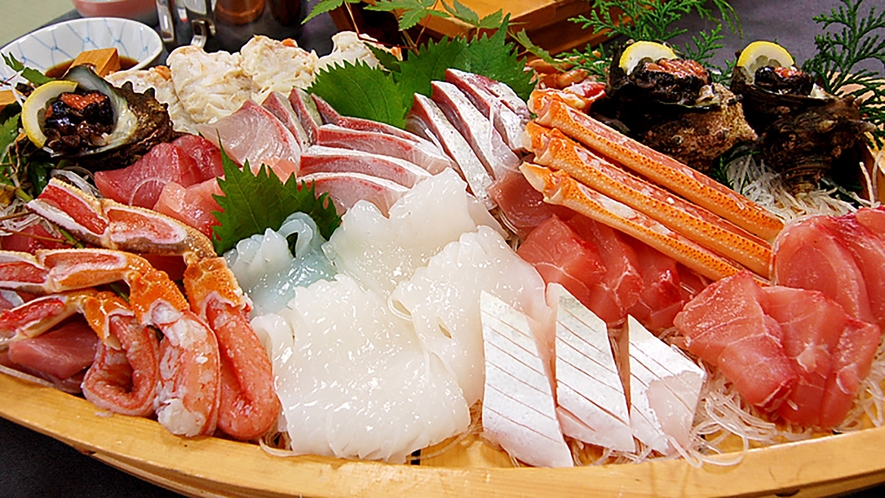 *【ご夕食一例】新鮮な魚貝類をどーんと盛り付けた舟盛