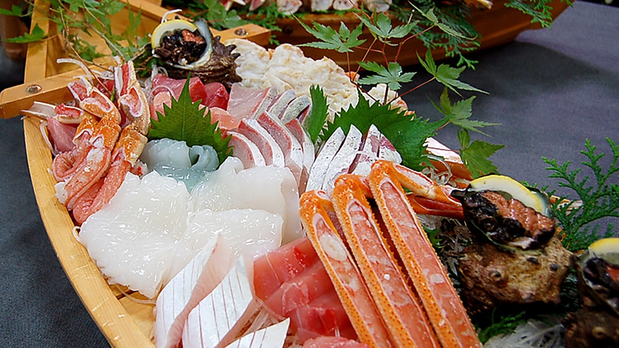 *【ご夕食一例】新鮮な魚貝類をどーんと盛り付けた舟盛
