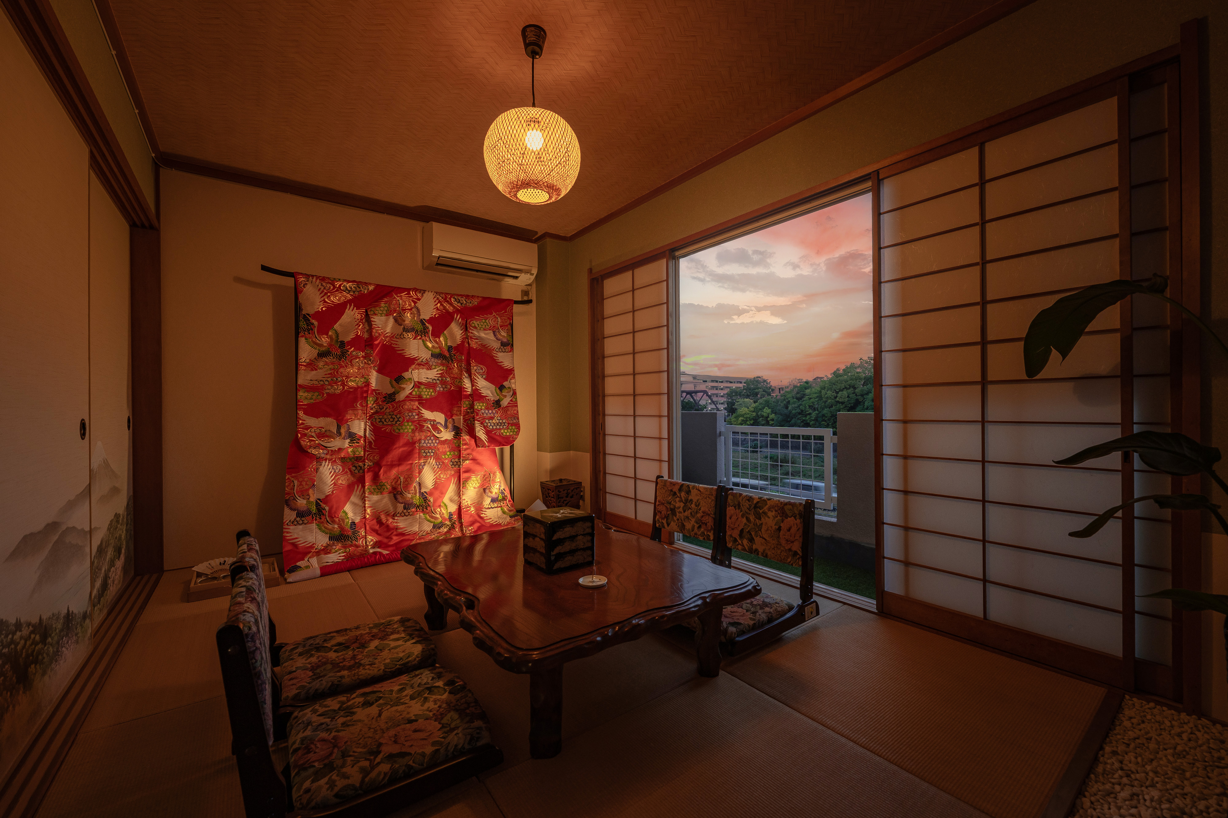 2階窓から鴨川の夕陽