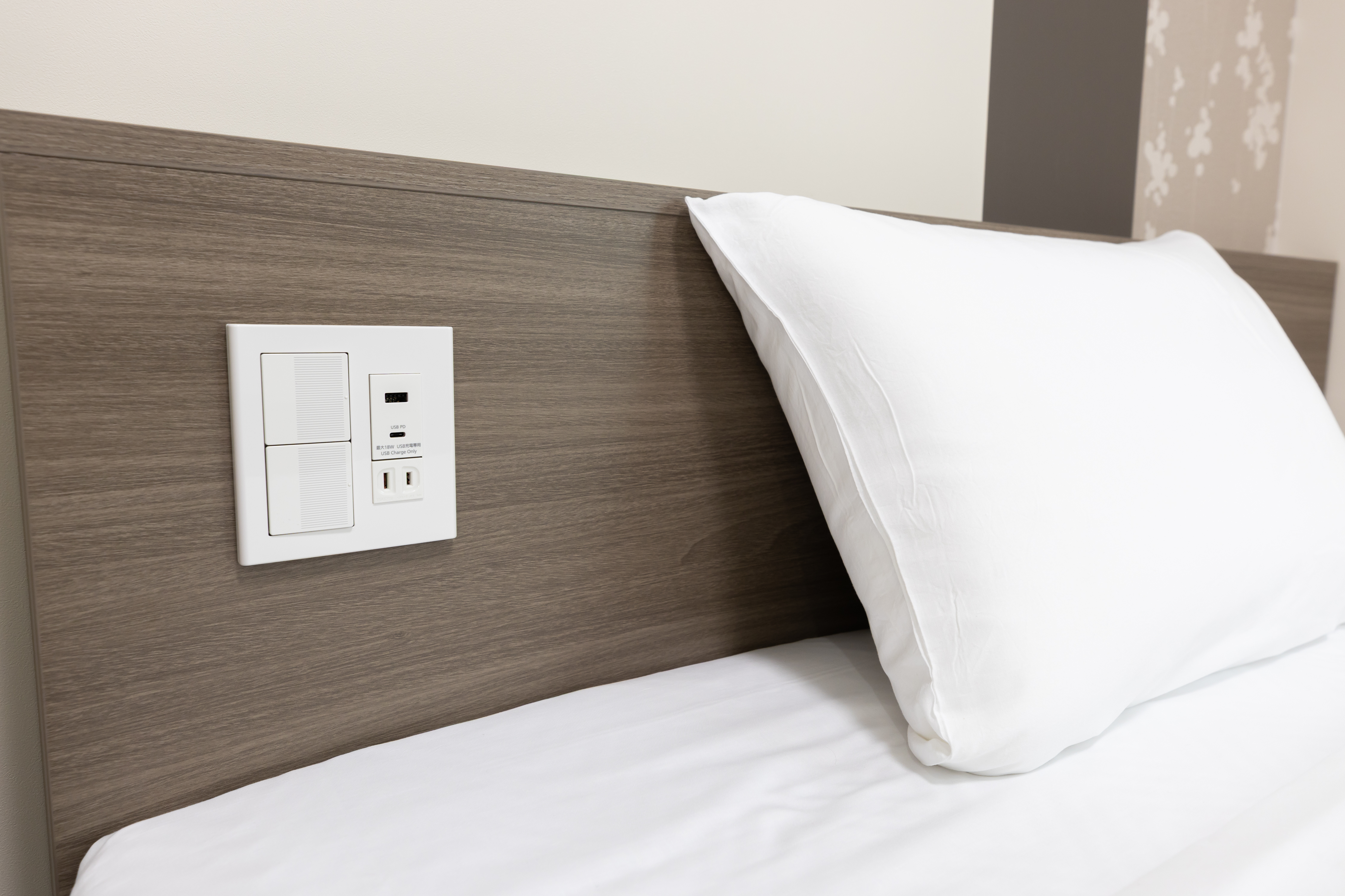 シングルルームのUSBコンセント（携帯電話の充電にも便利です）