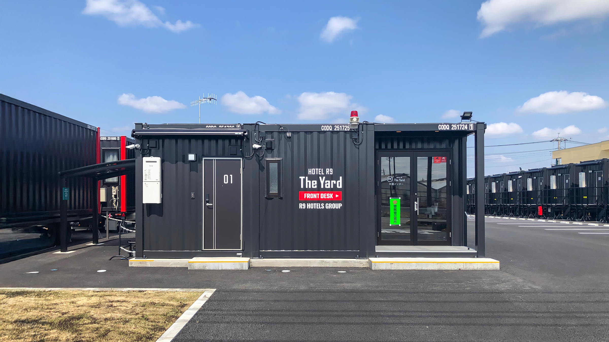 受付、ホットドリンク＆軽食（冷食食品）受け取りコーナー、アメニティーコーナーを完備。まずはこちらにお立ち寄りください！