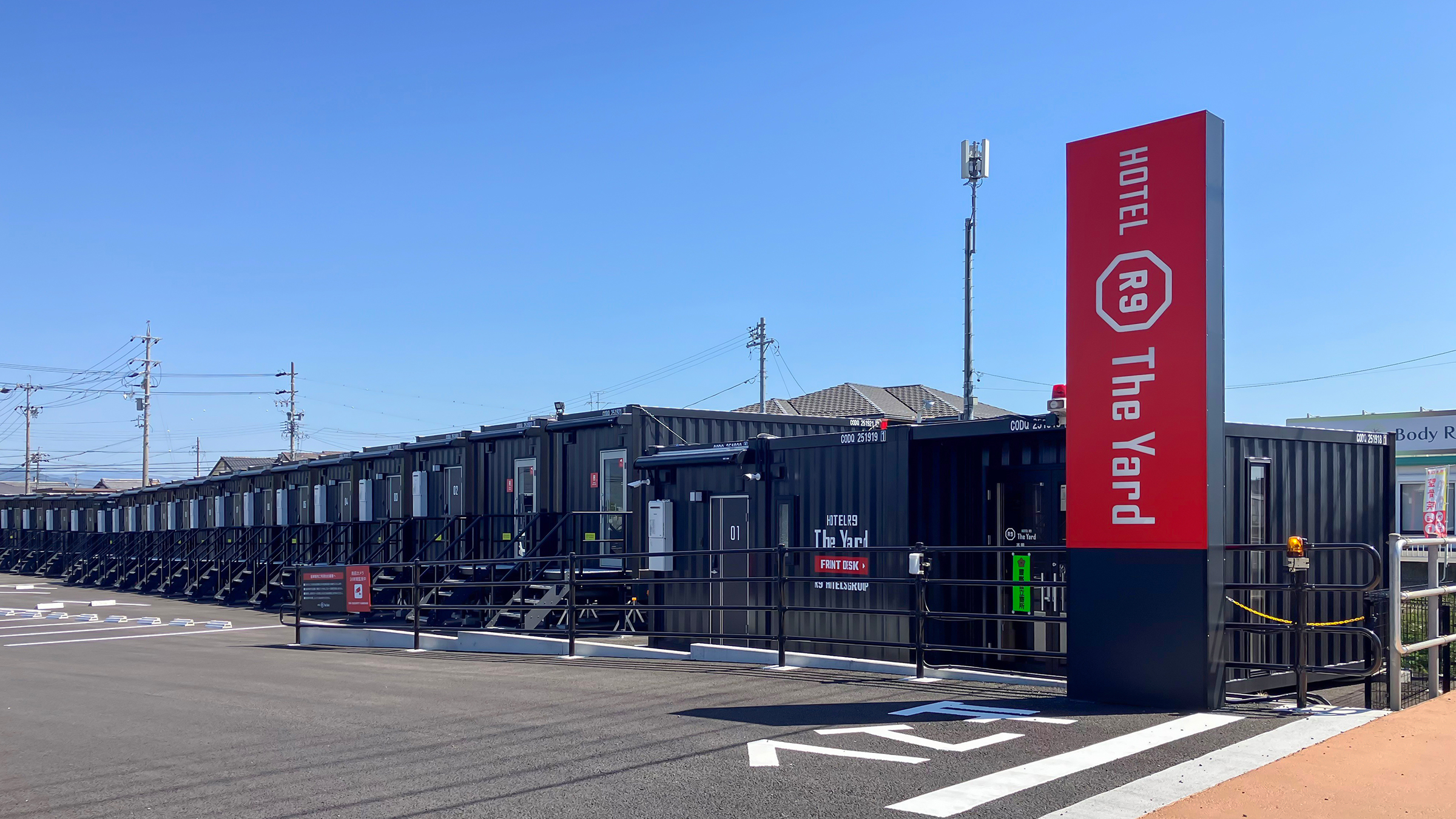 斬新な外観とコンパクトで快適な客室を備えたコンテナホテル　HOTEL R9 The Yard（ホテルアールナイン ザ ヤード）