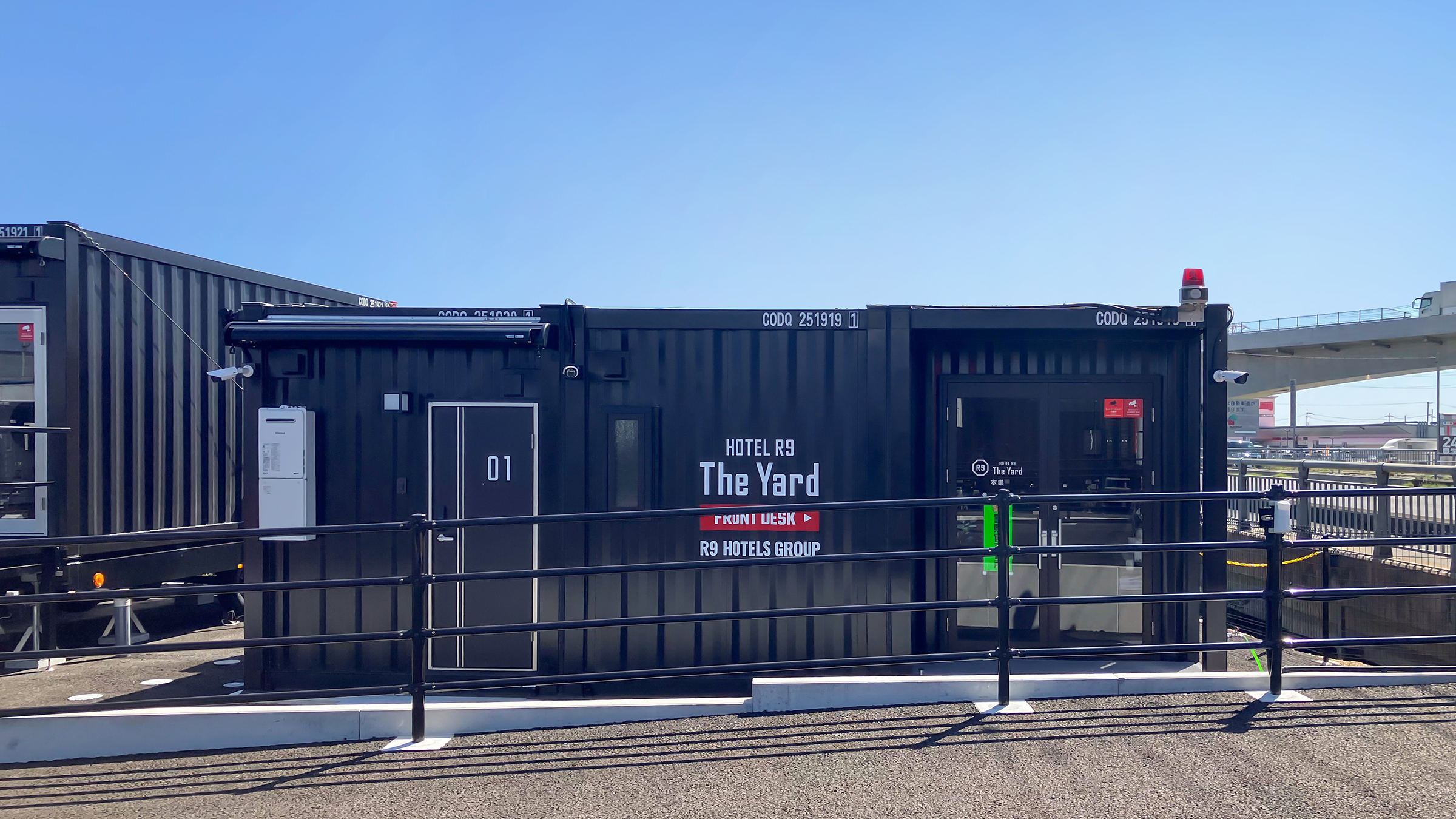 受付、ホットドリンク＆軽食（冷食食品）受け取りコーナー、アメニティーコーナーを完備。まずはこちらにお立ち寄りください！