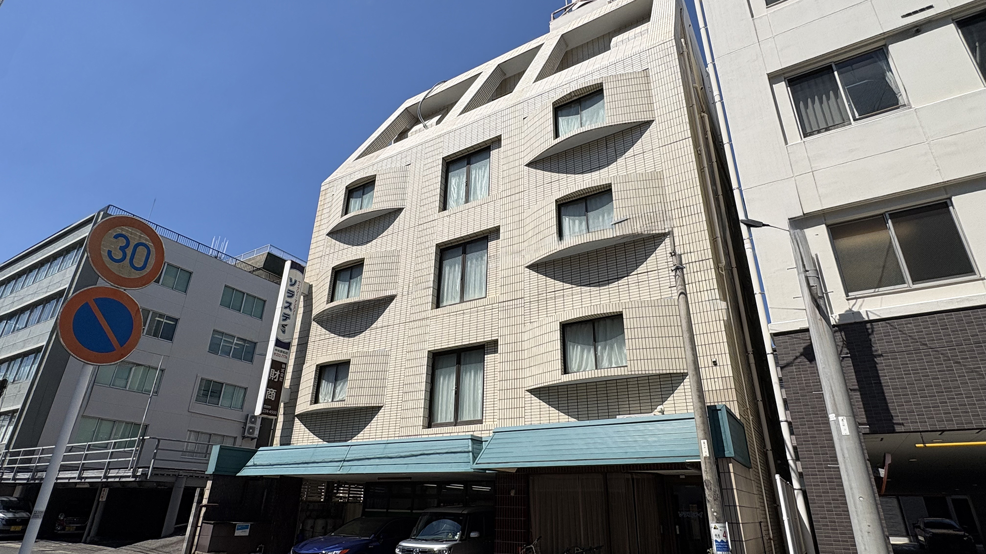 アクセス抜群！JR鹿児島中央駅より徒歩10分 鹿児島市内の中心に位置する『ソラステイ 中央駅前店』。 繁華街天文館へも車で5分。周囲には、コンビニ・飲食店・ドラッグストアなど便利なお店がございます。