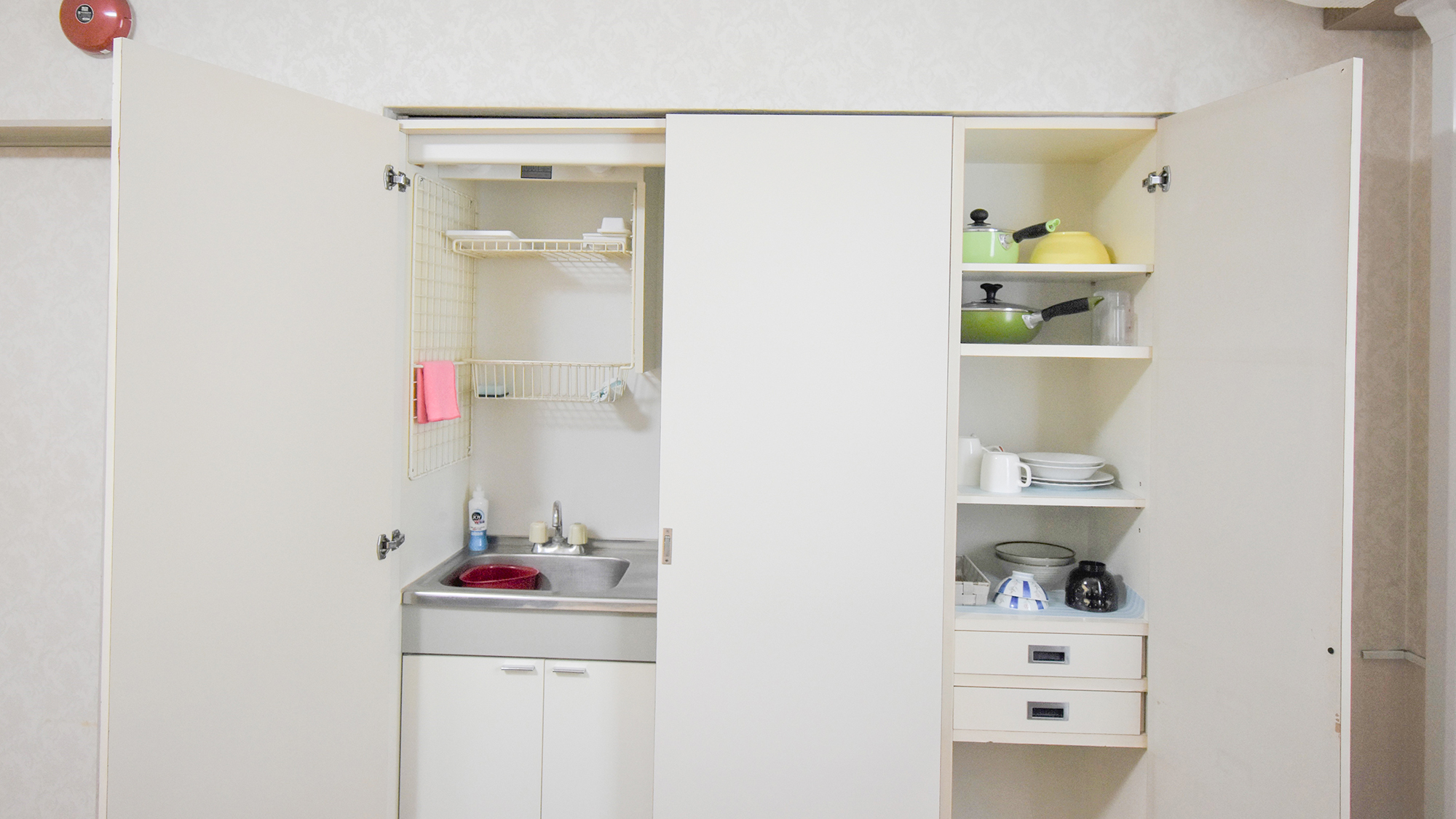 各部屋に備え付けのキッチンがございます。 調理道具も食器類も揃っているので、お料理を楽しむことができます。