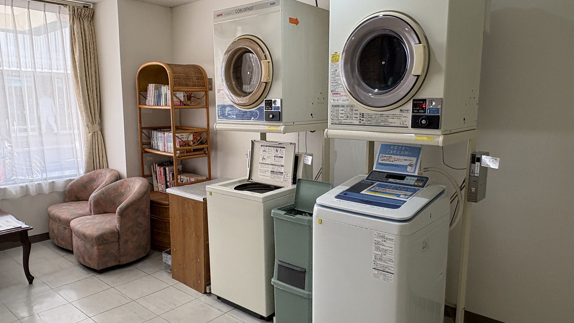 館内１階にコインランドリー（有料）を完備。 連泊や長期宿泊の洗濯物も洗って乾かすことが可能です。 洗剤はフロントにて販売しております。 