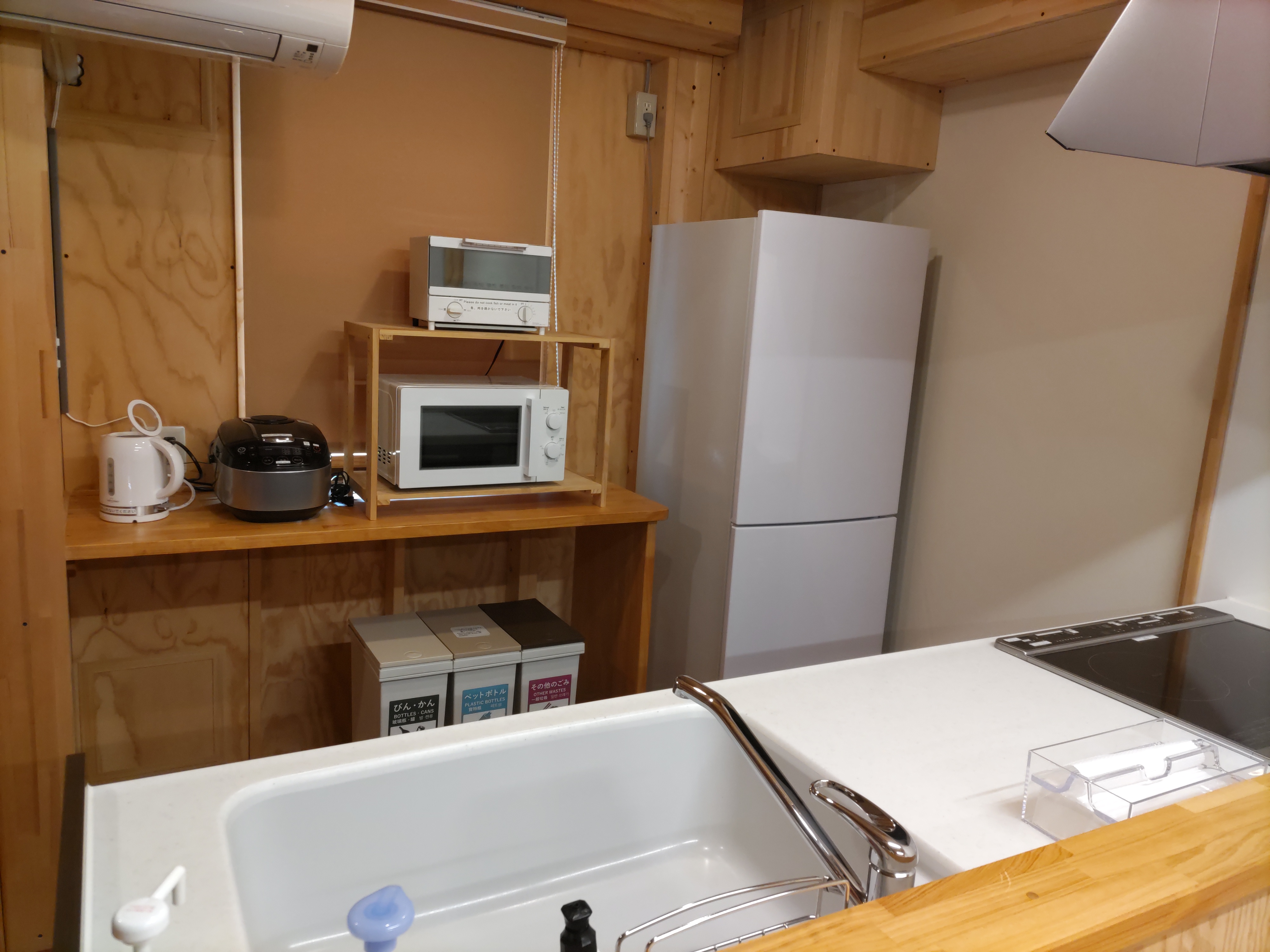 IHクッキングヒーター、冷蔵庫、電子レンジ、電子ケトル、オーブントースター、炊飯器がございます。