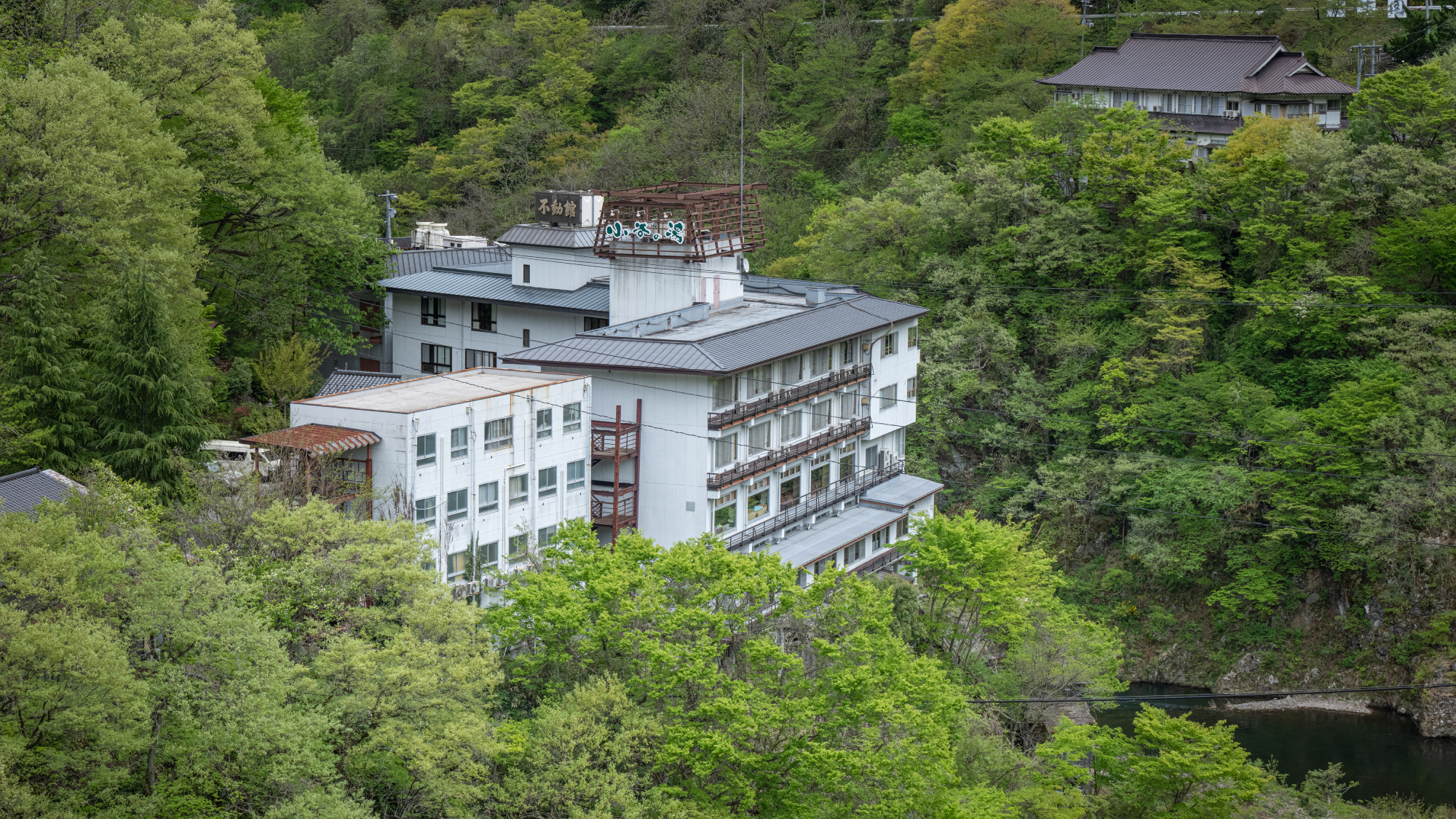 【外観】源泉かけ流しの湯と大川の渓谷美をお楽しみください。