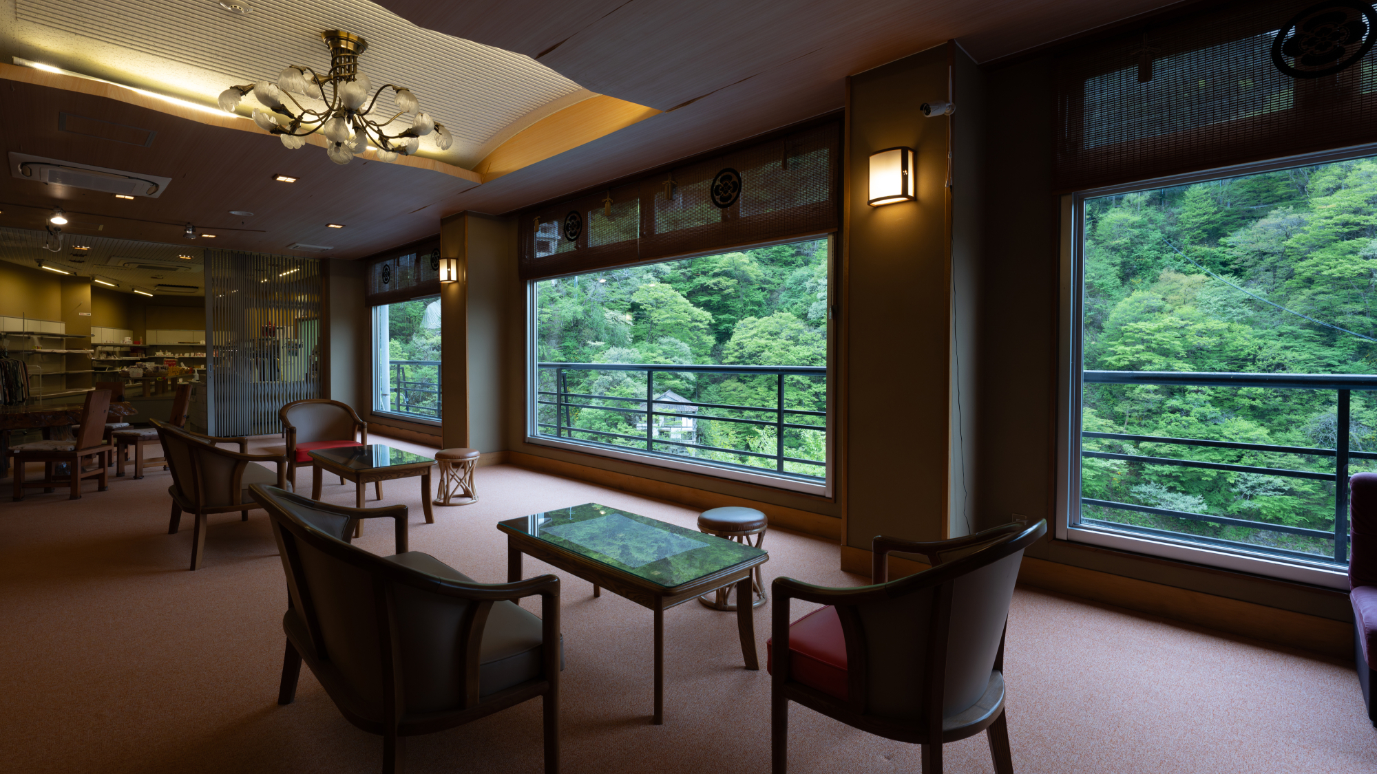 【館内】渓流の音に耳を澄ませ、心くつろぐひとときをお過ごしください。