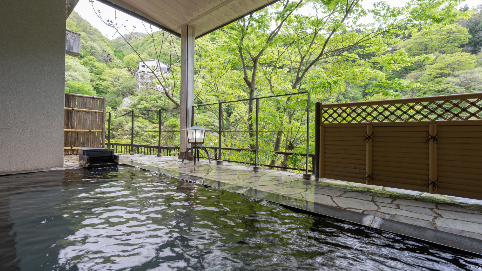 【殿の湯 露天風呂】目の前に広がる雄大な渓谷と温泉をお楽しみください。