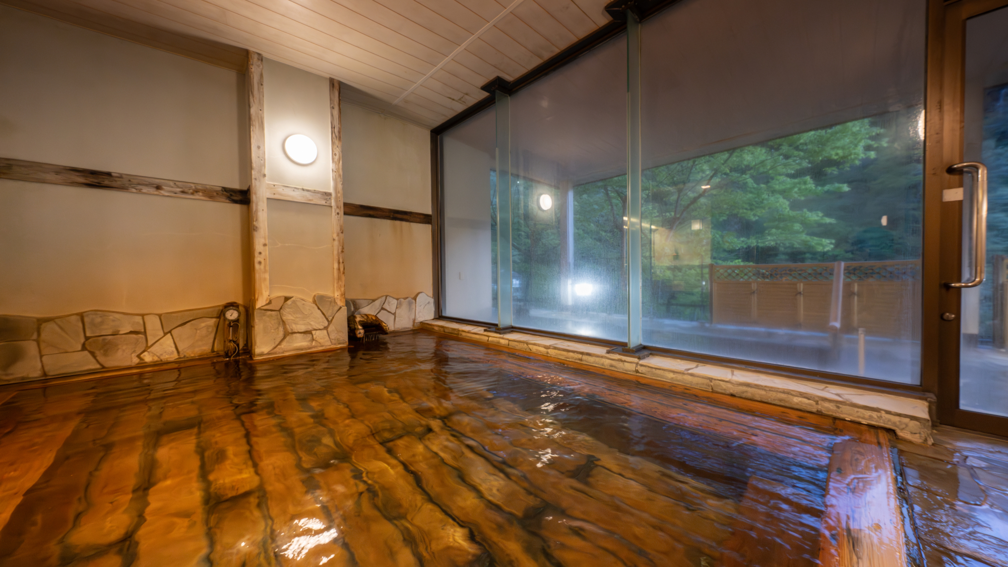 【殿の湯 内湯】源泉かけ流しの湯をご堪能下さい。