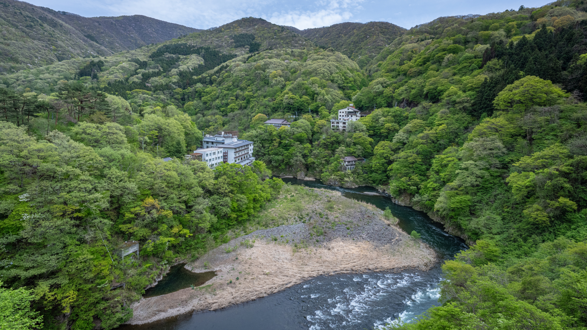 【外観】源泉かけ流しの湯と大川の渓谷美をお楽しみください。