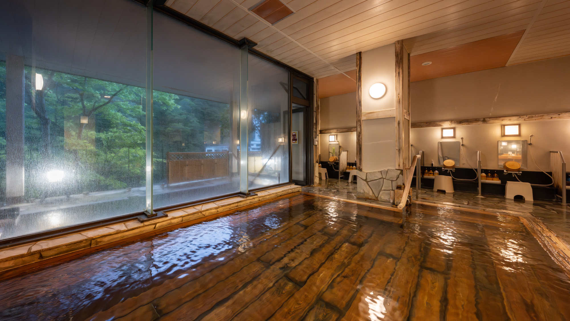 【殿の湯 内湯】源泉かけ流しの湯をご堪能下さい。