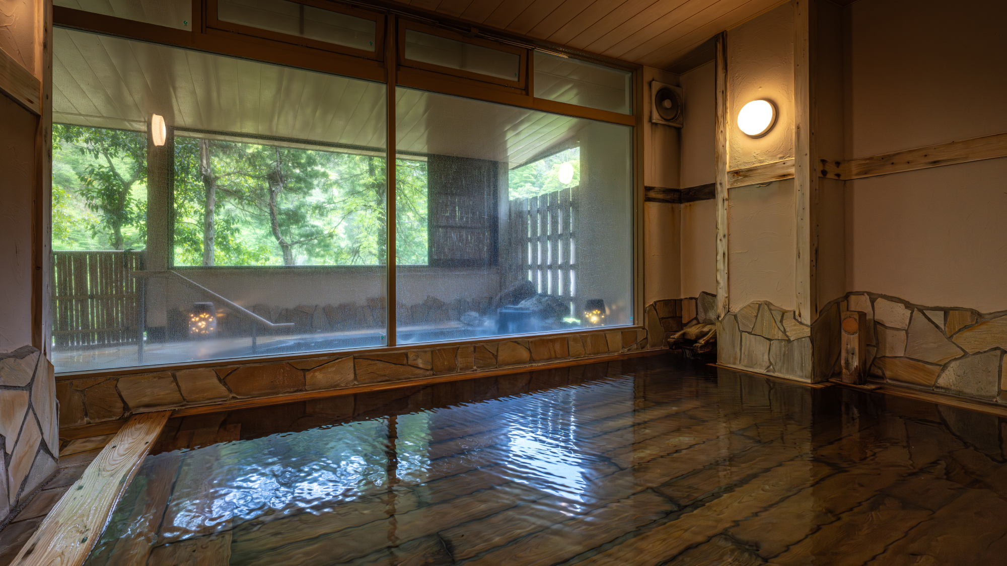 【姫の湯 内湯】源泉かけ流しの湯をご堪能下さい。
