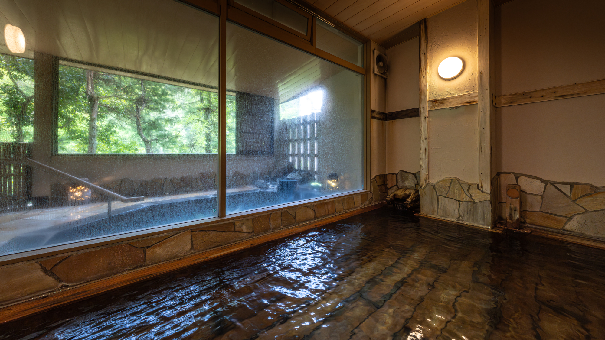 【姫の湯 内湯】源泉かけ流しの湯をご堪能下さい。