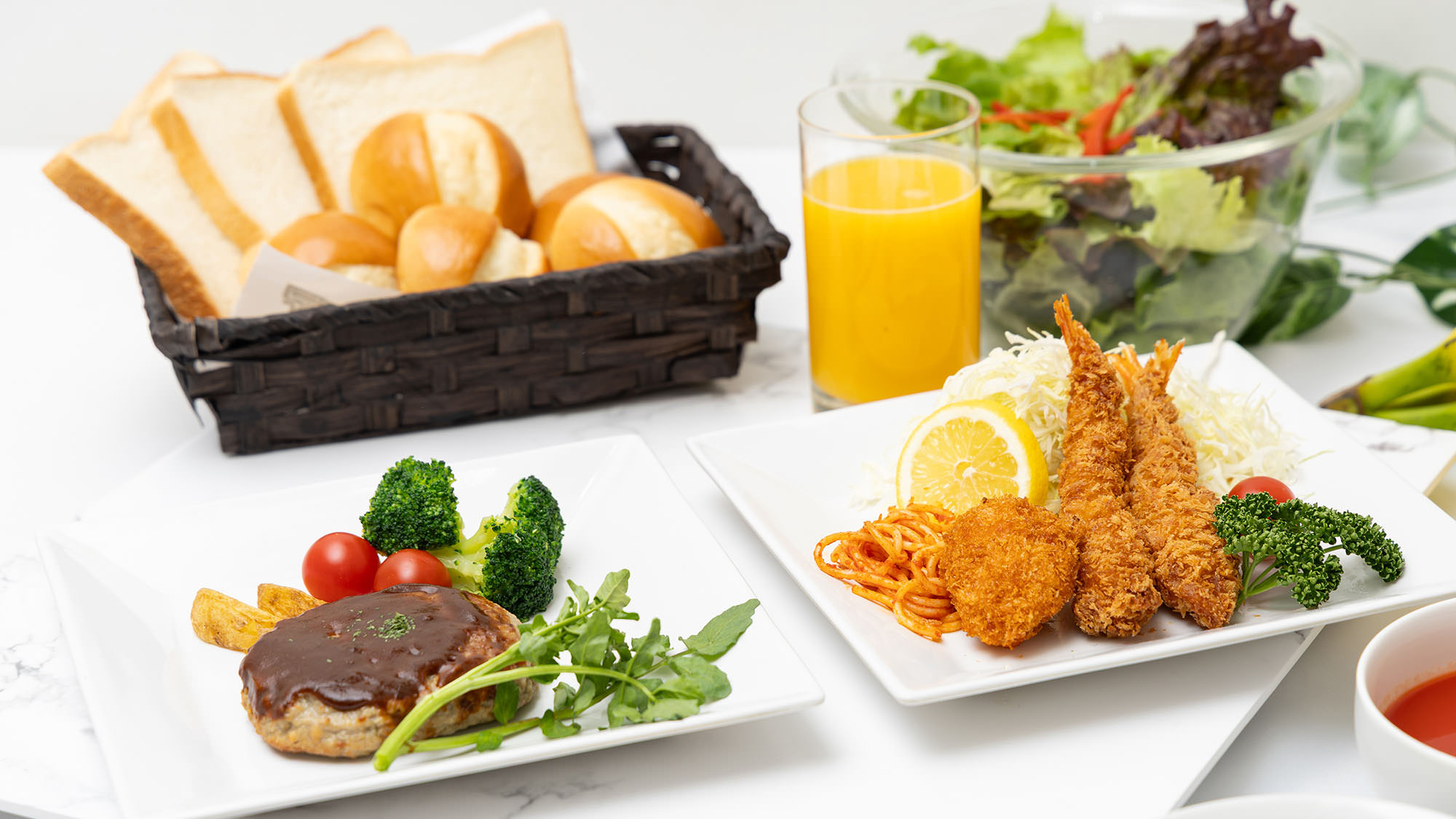 ＜夕食＞栄養とボリュームを重視した日替わり定食（写真は一例）