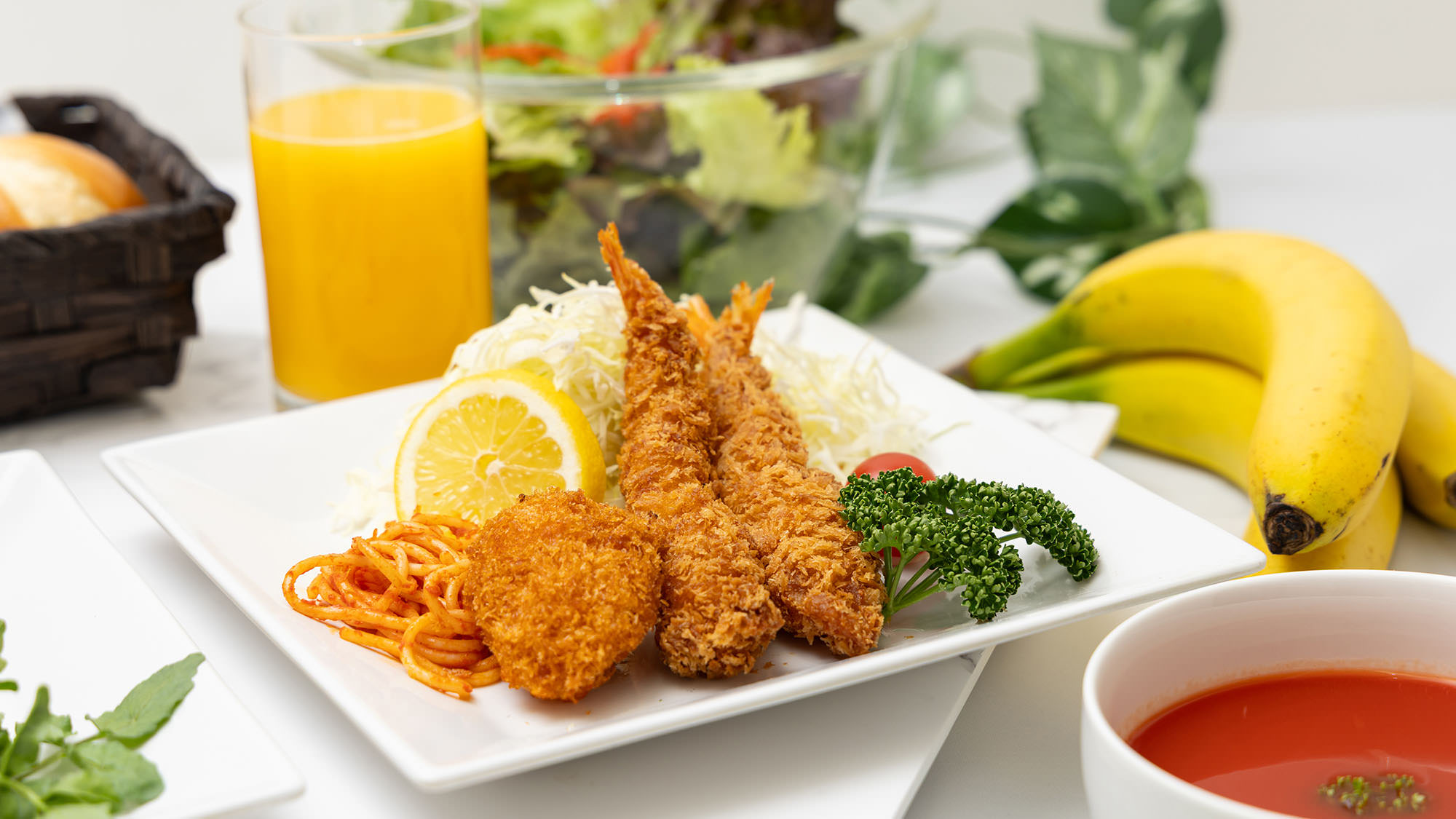＜夕食＞栄養とボリュームを重視した日替わり定食（写真は一例）