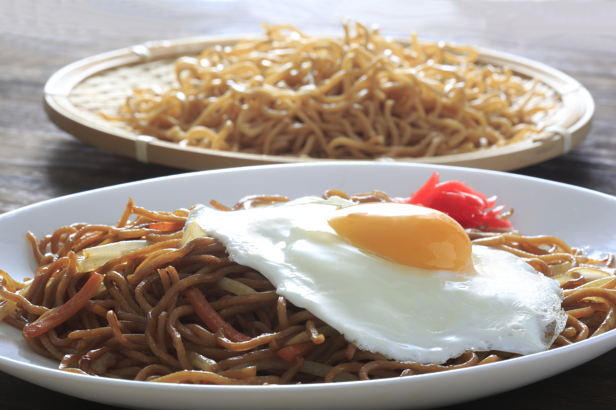＜周辺情報＞石巻焼きそば 茶色い麺を魚介だしで蒸し焼きにした石巻のソウルフード