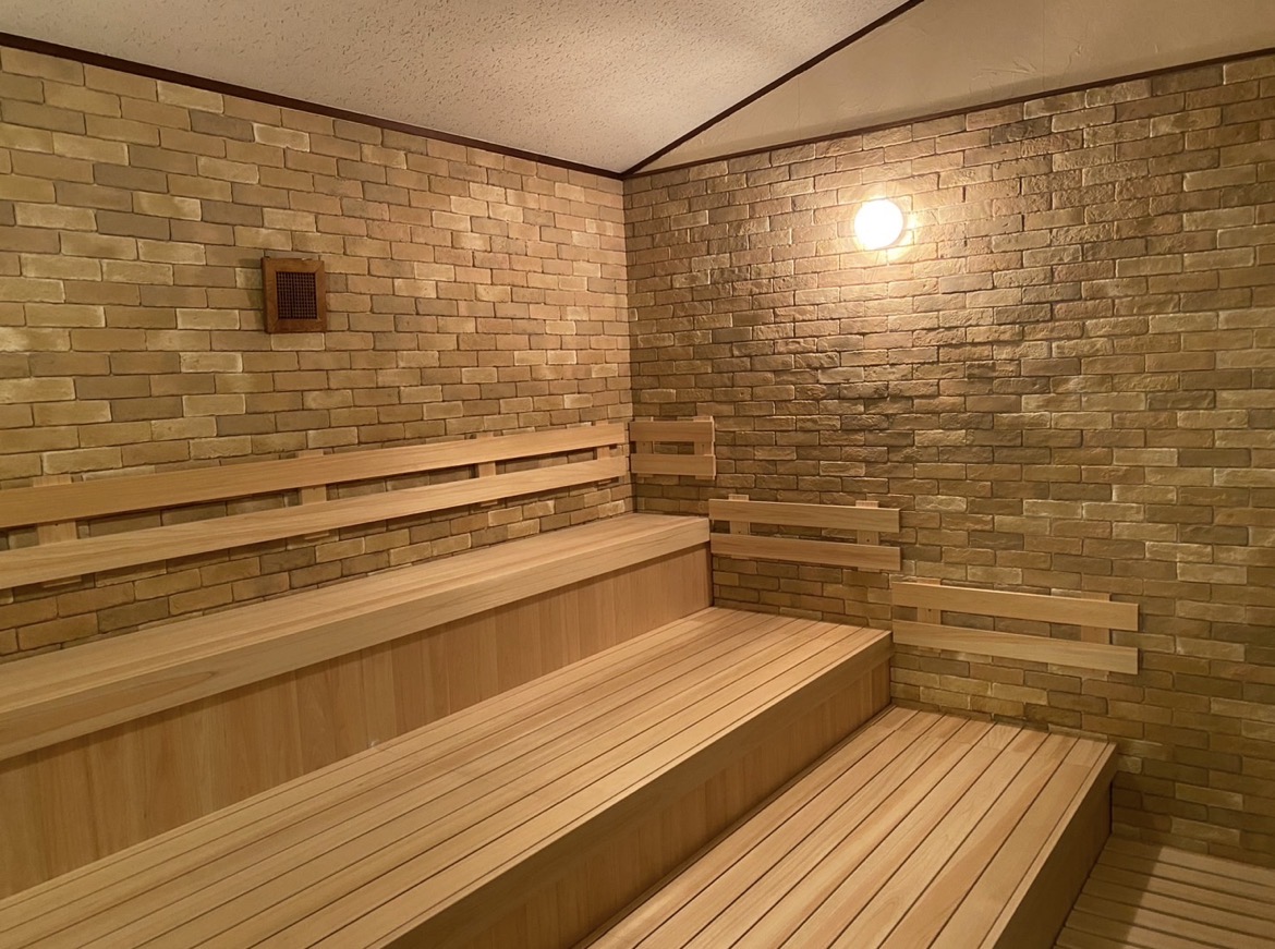 仲間とわいわいできる「らくの湯」、 疲労回復や肩こりに良いとされる「炭酸風呂」、 ゆったりとくつろげる「寝ころび湯」などがございます。 深夜3時まで利用可能なので湘南台の青空と星空のもと 露天風呂を思う存分満喫できます。 ドライサウナや水風呂も充実しています。