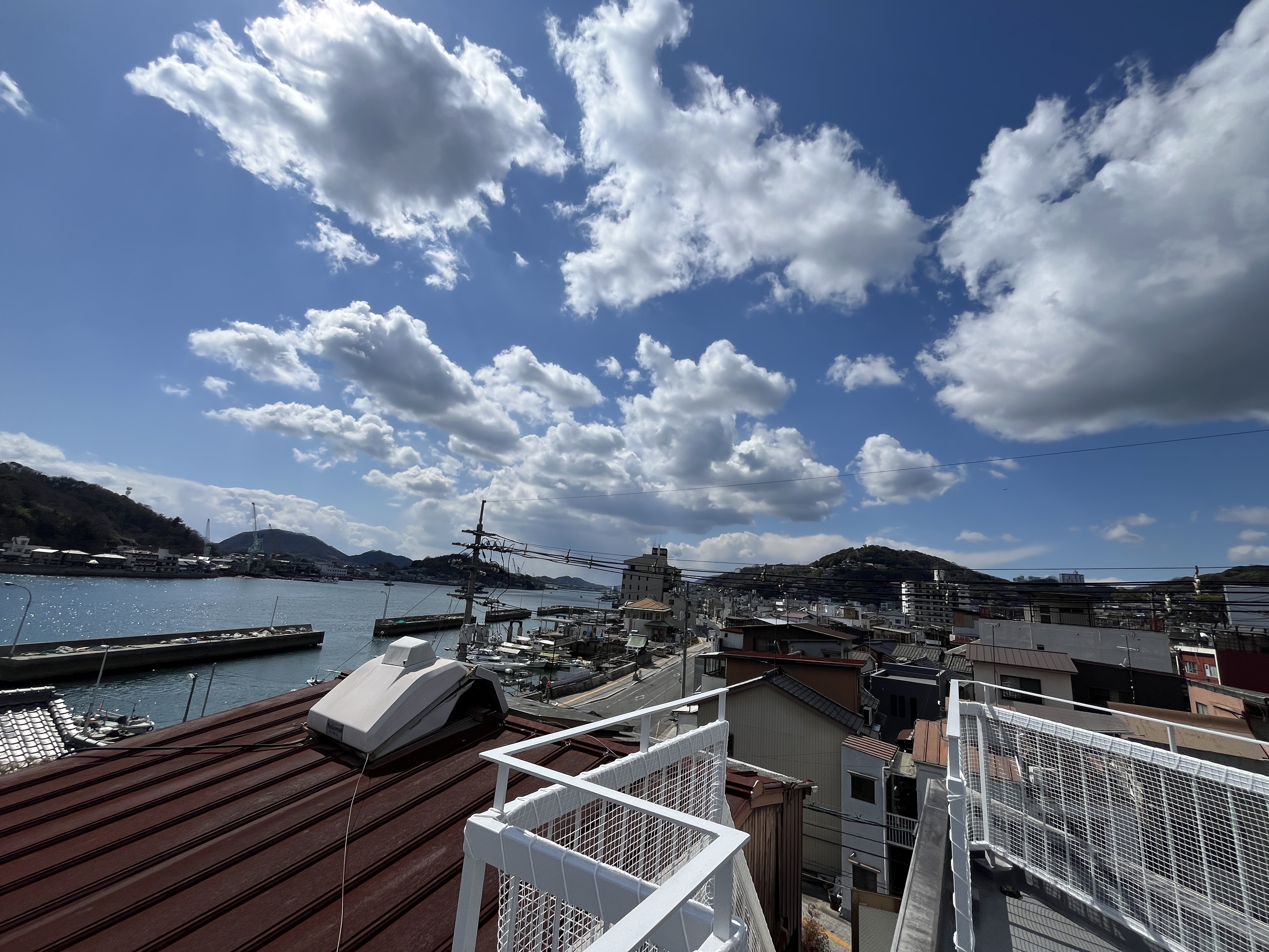 夏には花火が目の前の様に見える素晴らしい場所です。一人で観るもよし、二人で語らいながら観るもよし。１棟貸し。２人だけの思い出にも・・・。