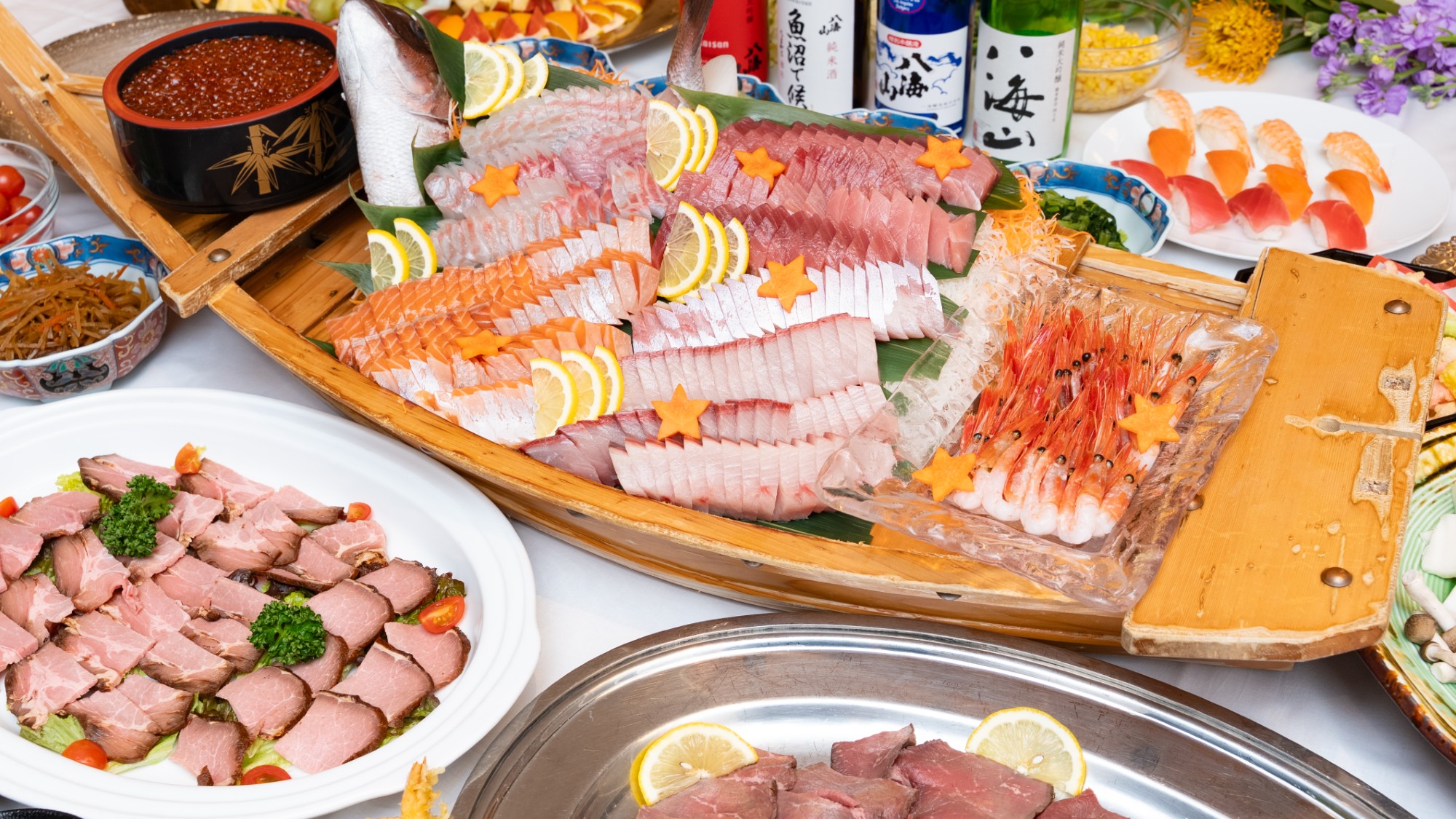 【越後湯沢　本館】日替わりで内容が変わる新鮮なお造り舟盛をご用意。季節の海の幸をお楽しみください。