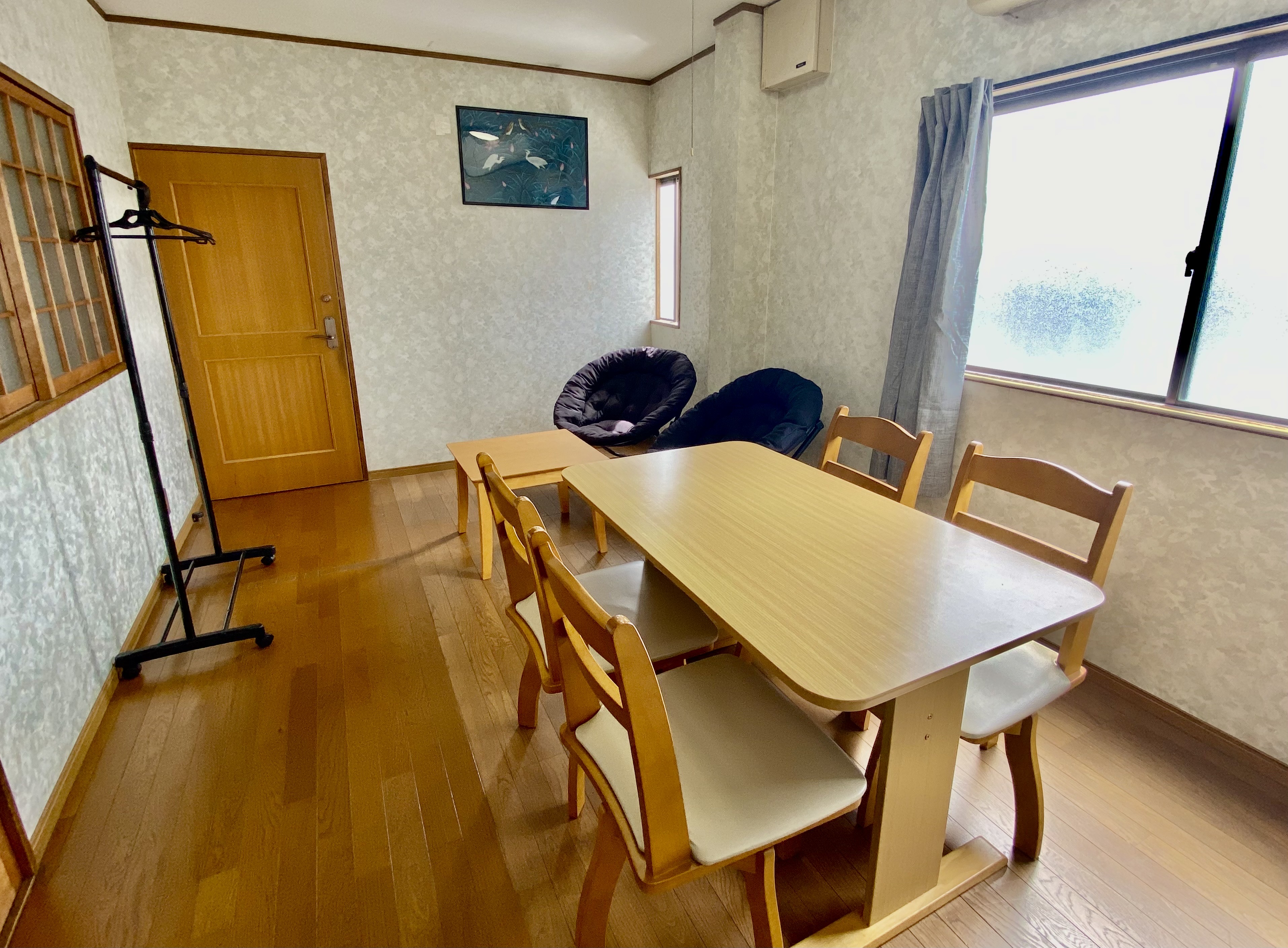 十分な広さのあるリラックスルームです。 ミーティングや談笑に。