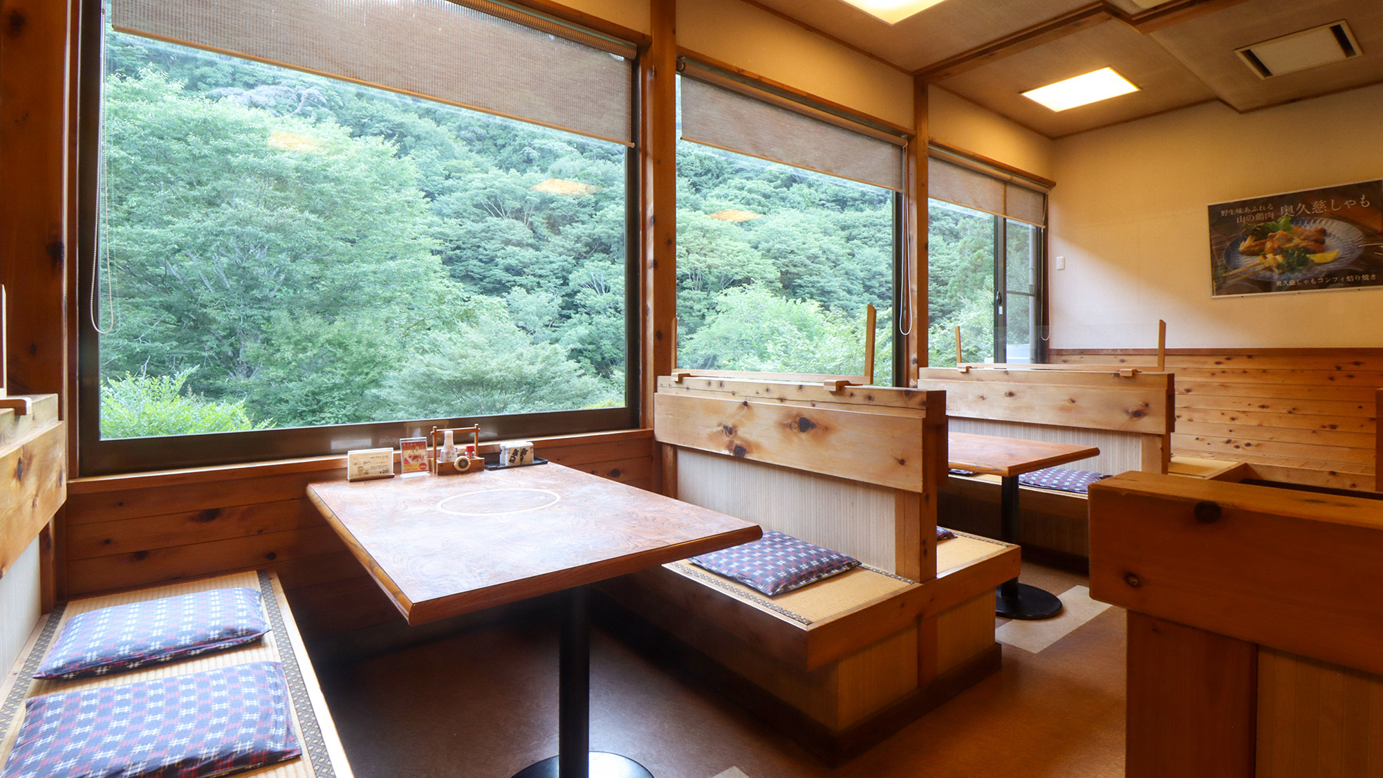 #レストラン　久慈川を望むテーブルで、自然の景色を楽しみながらお食事を。