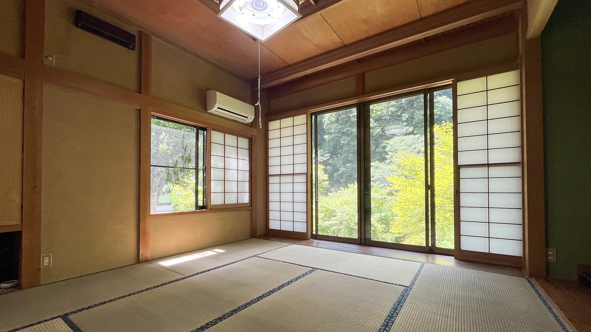 #かじか　大きな窓から四季の景色を楽しめる、開放感あふれる8畳和室。