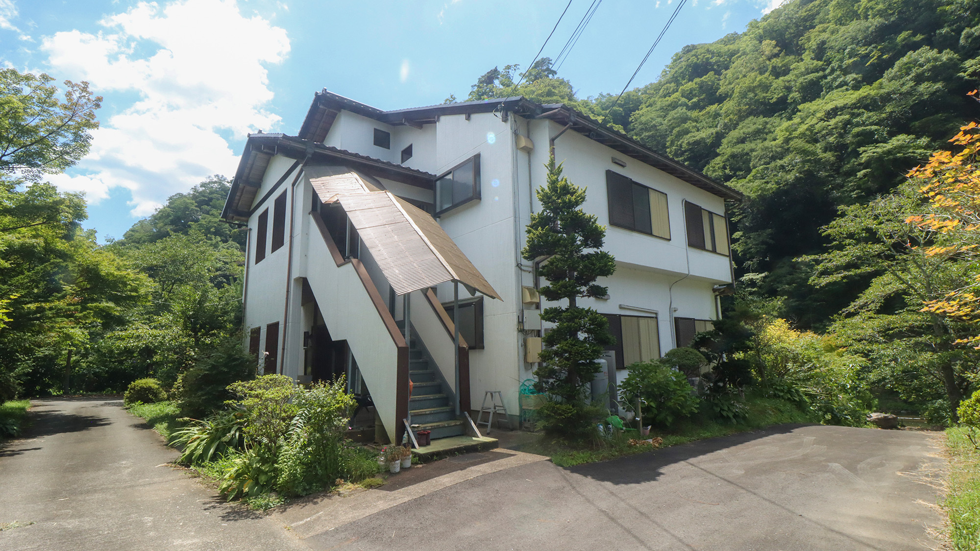 #さくら　外階段を上がった2階にお部屋がございます。
