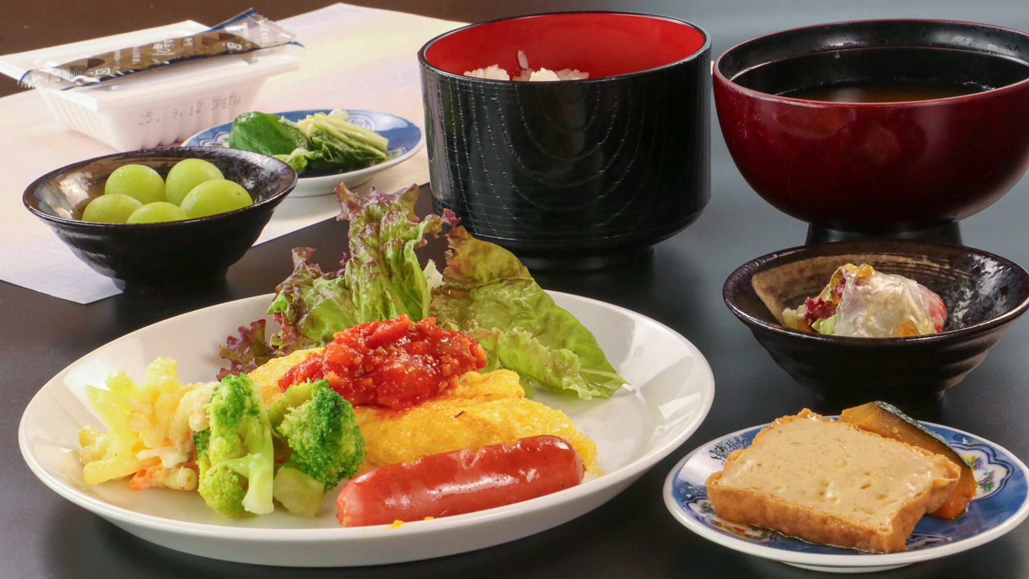 #朝食　彩り豊かなオムレツや生春巻き、季節の果物を添えた体に優しい朝ごはんです