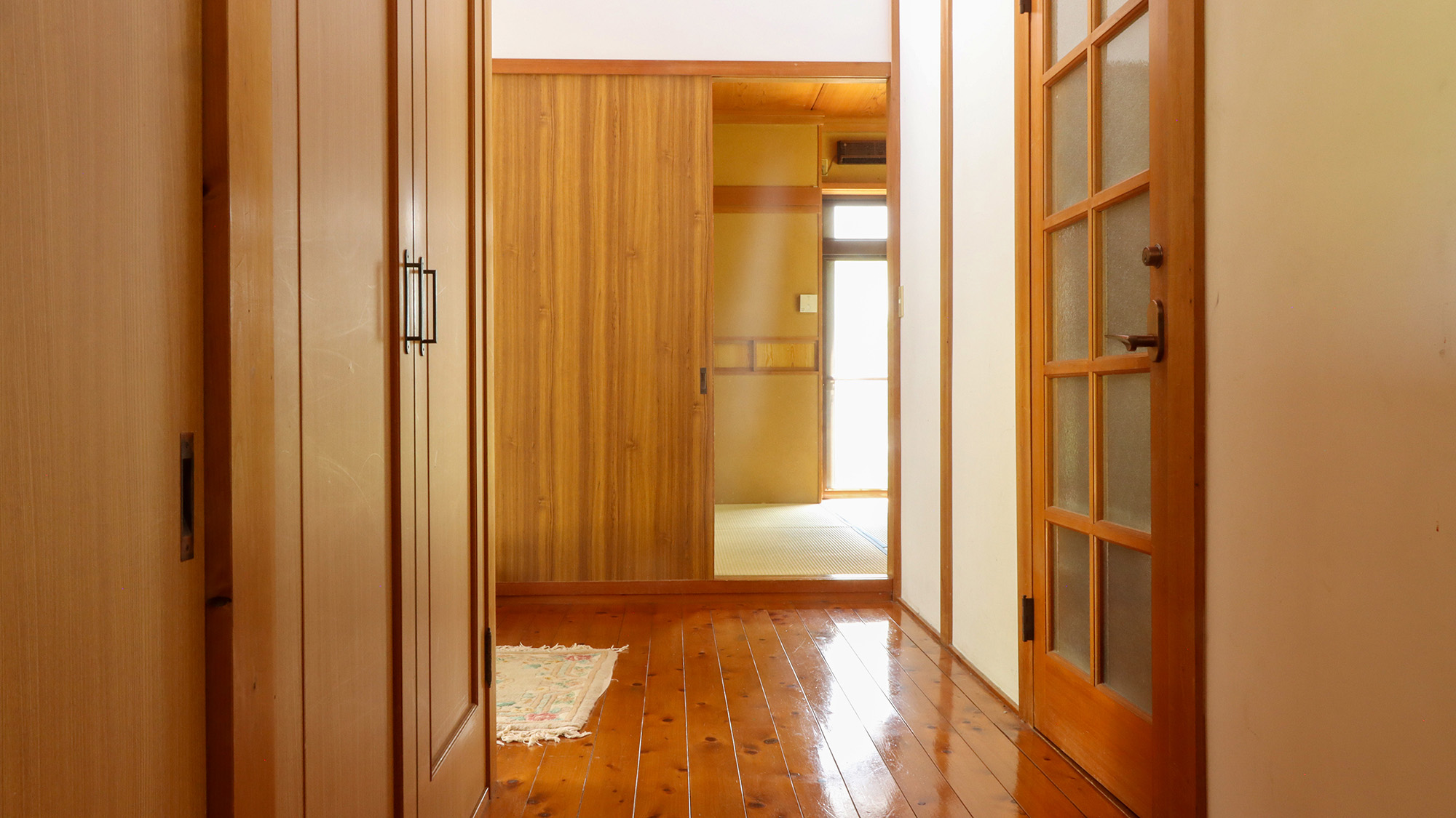 #あかしや　自然光が差し込む明るい廊下。