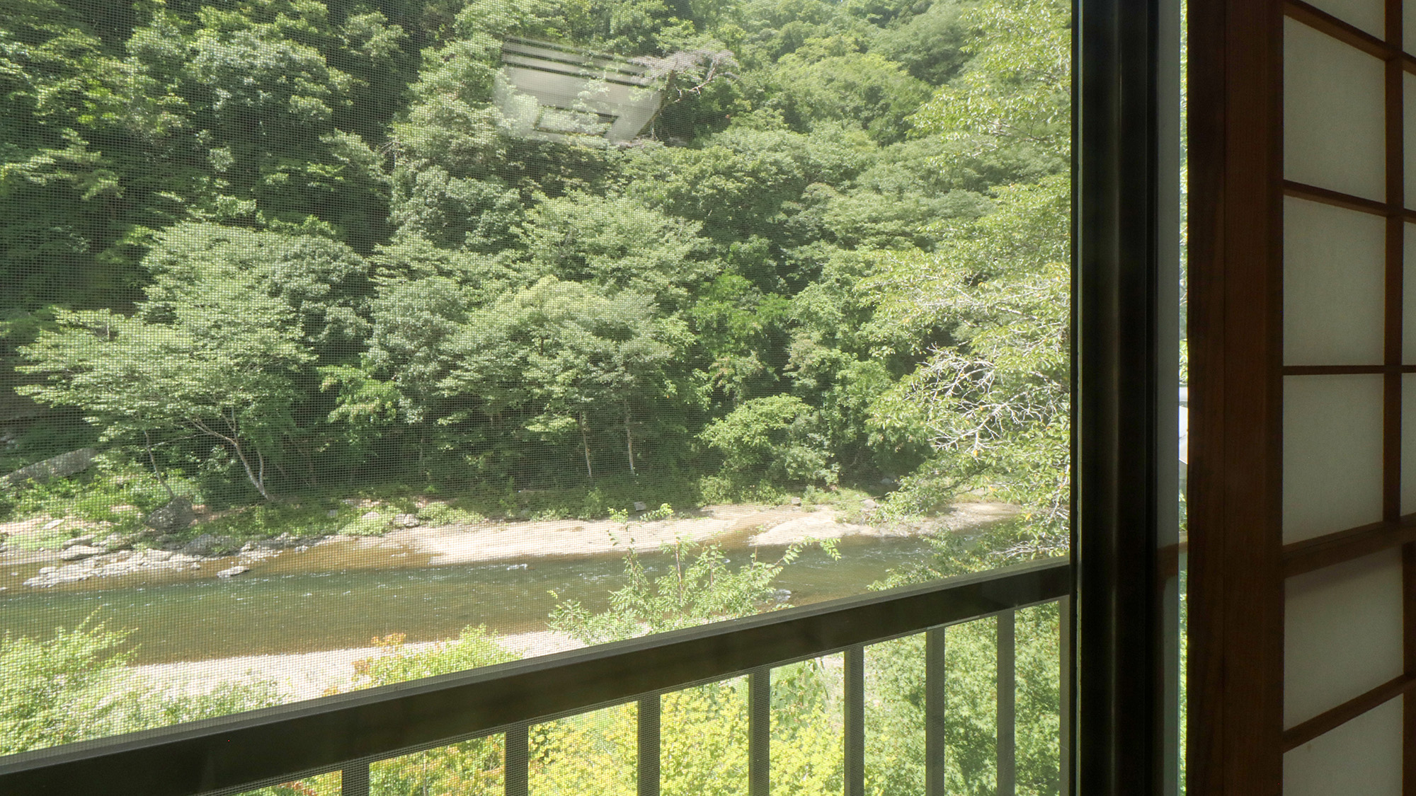#かじか　窓を開ければ、川のせせらぎが心地よく響きます。
