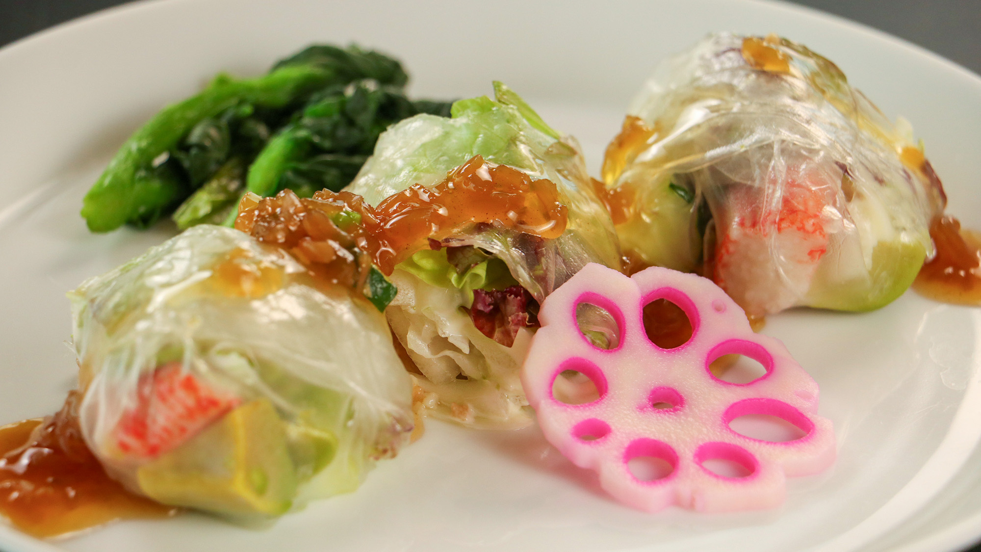 #夕食　彩り豊かな野菜と海老を巻いた、さっぱりヘルシーな前菜生春巻き。