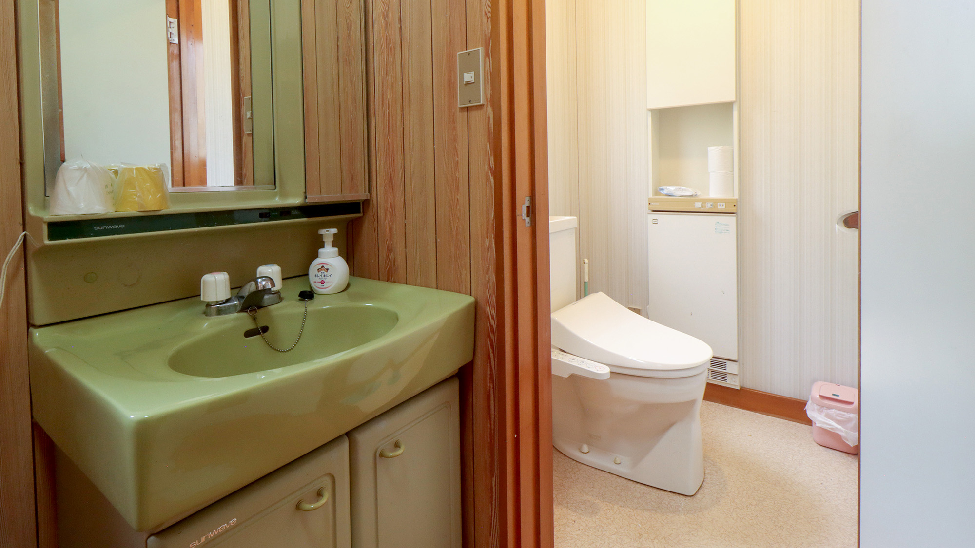 #あかしや　広めのウォシュレット付きトイレで、ゆったりとした使い心地。