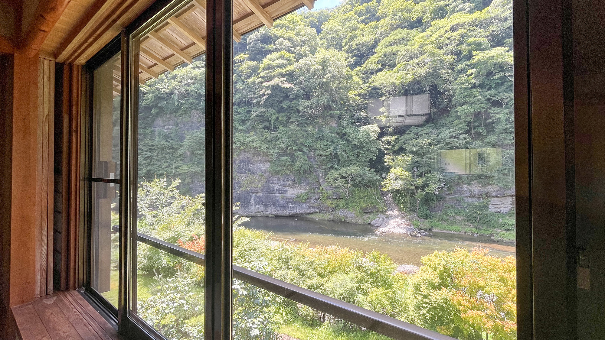 #さくら　窓辺で川のせせらぎを感じながら、ゆったりと過ごせます。