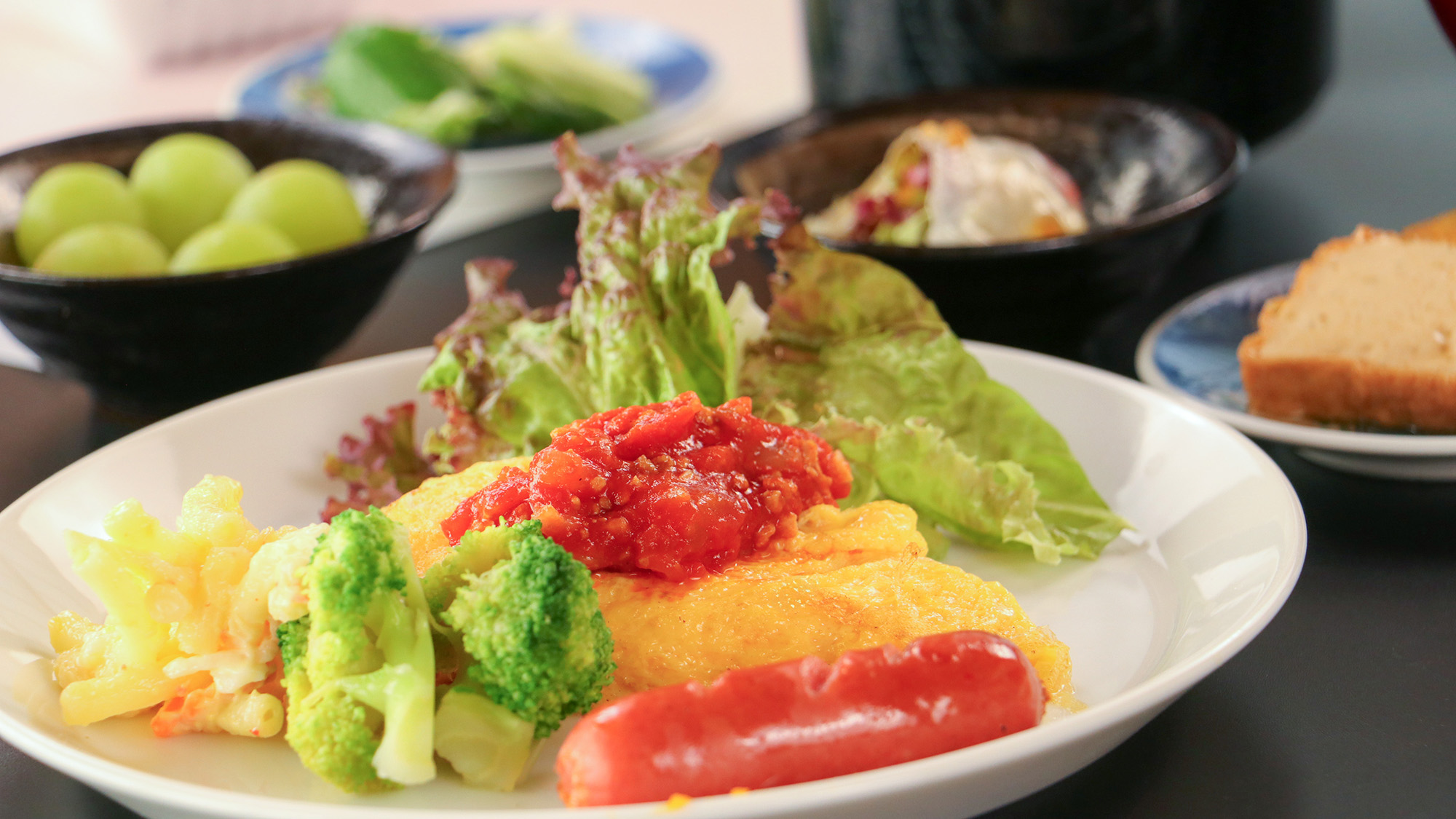 #朝食　一日の始まりにぴったりなふわふわオムレツと、爽やかなサラダやフルーツを合わせた健康朝食