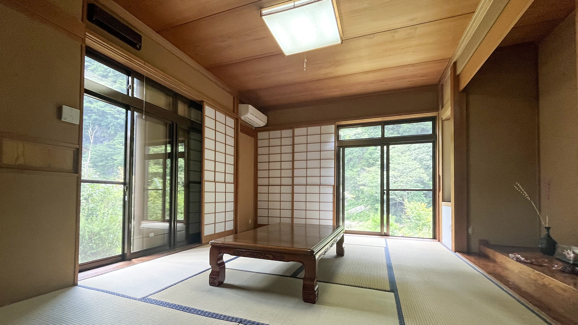 #あかしや　自然光が差し込む明るい和室で、のびのびとお過ごしください。