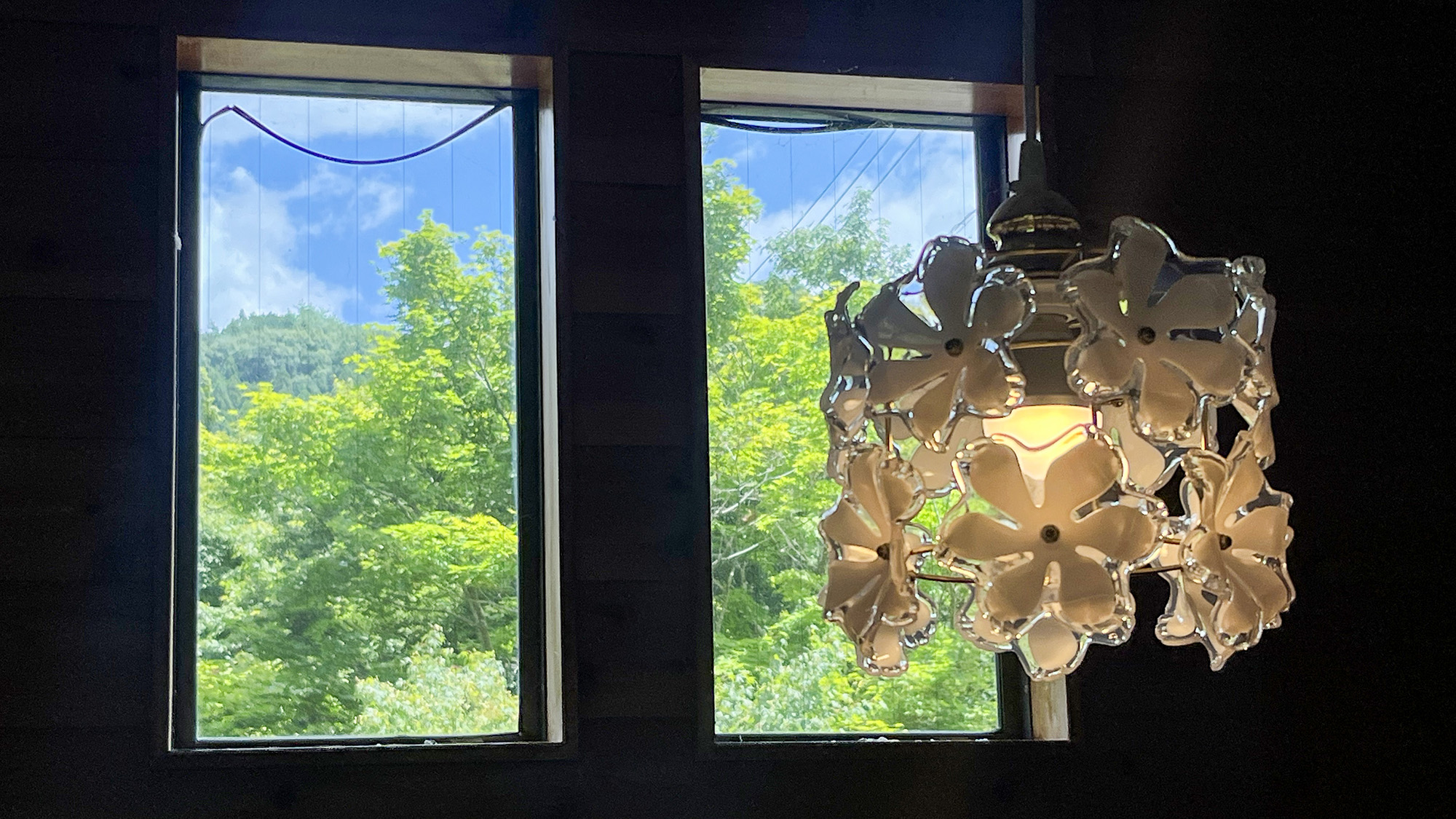 #かじか　おしゃれな花柄照明が、空間に彩りと個性を添えます。