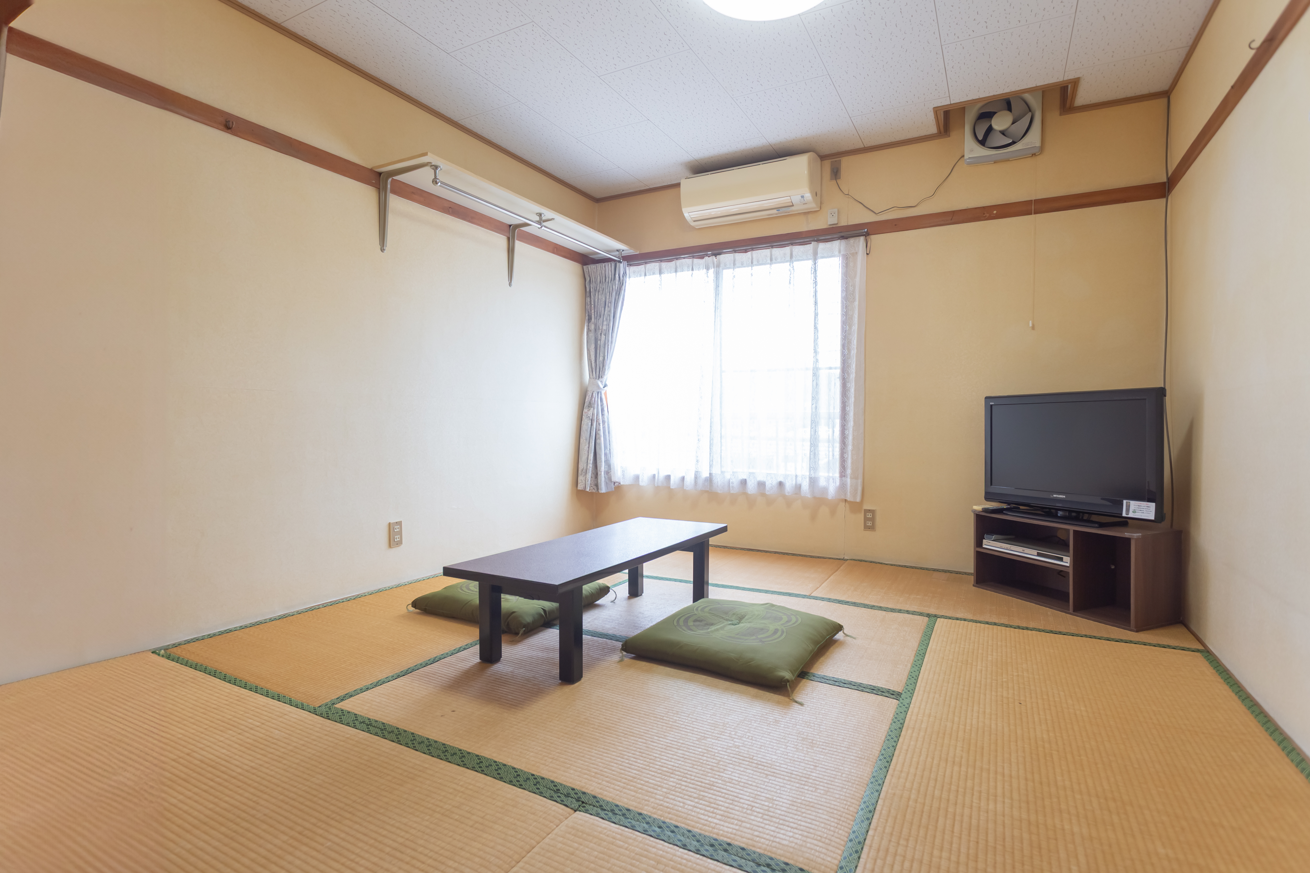 ご友人やご夫婦、カップルでのご旅行に最適な、ゆったりとくつろげる8畳の和室です。　※トイレ・風呂・洗面所・冷蔵庫は共用です。客室内にはありません。