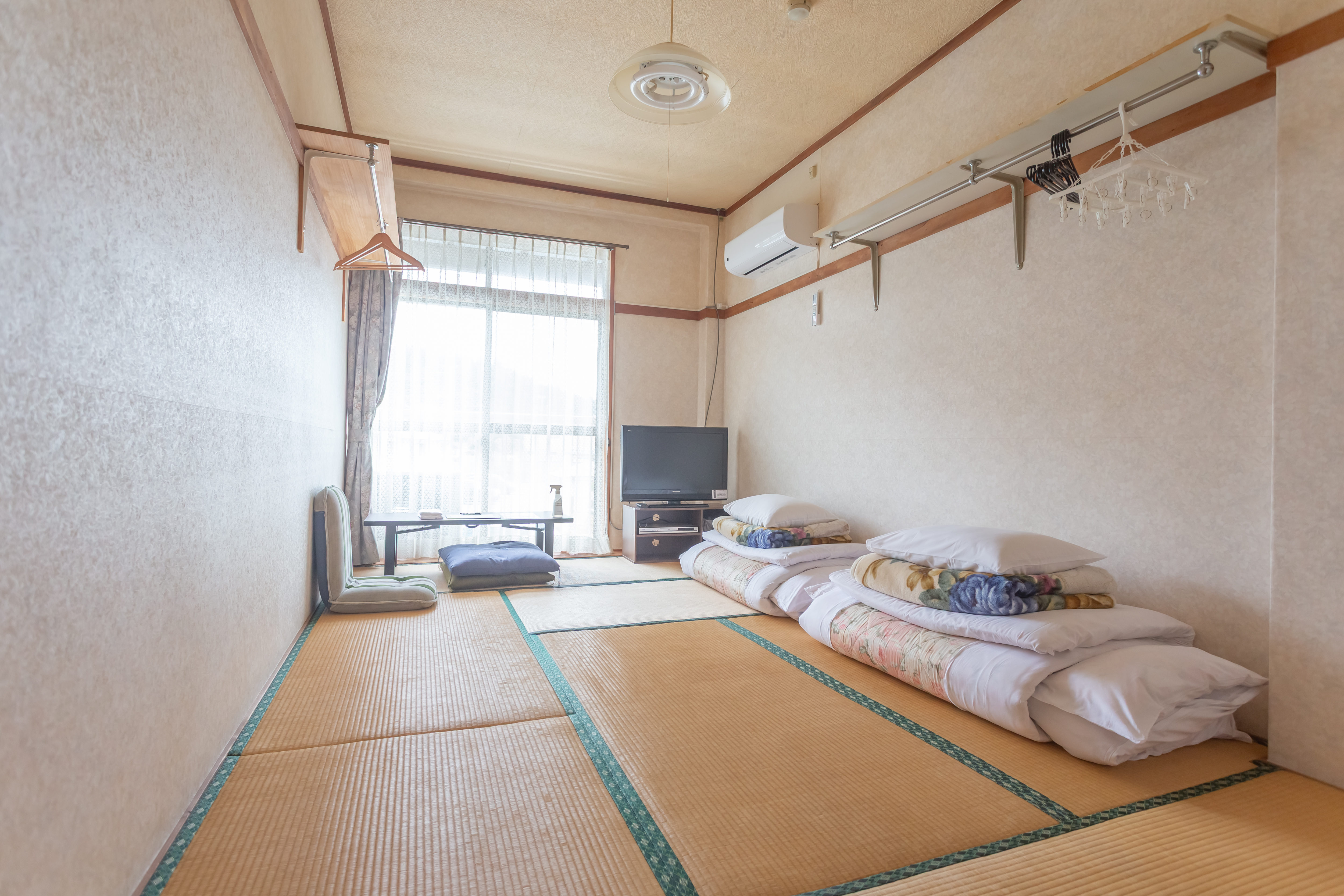 ご友人やご夫婦、カップルでのご旅行に最適な、ゆったりとくつろげる8畳の和室です。　※トイレ・風呂・洗面所・冷蔵庫は共用です。客室内にはありません。