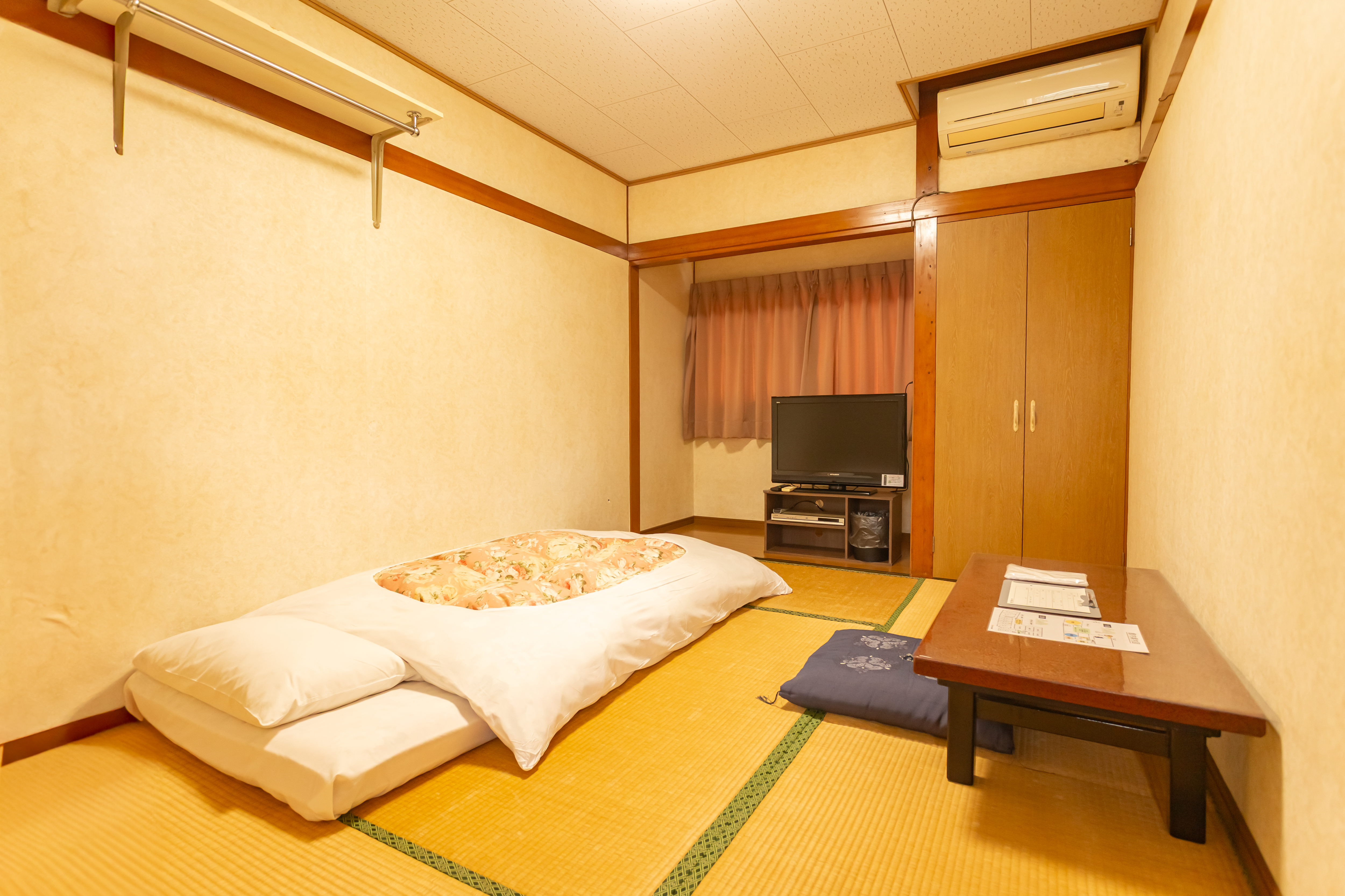 出張や1人旅にぴったりの落ち着いた6畳の和室です。　※トイレ・風呂・洗面所・冷蔵庫は共用です。客室内にはありません。