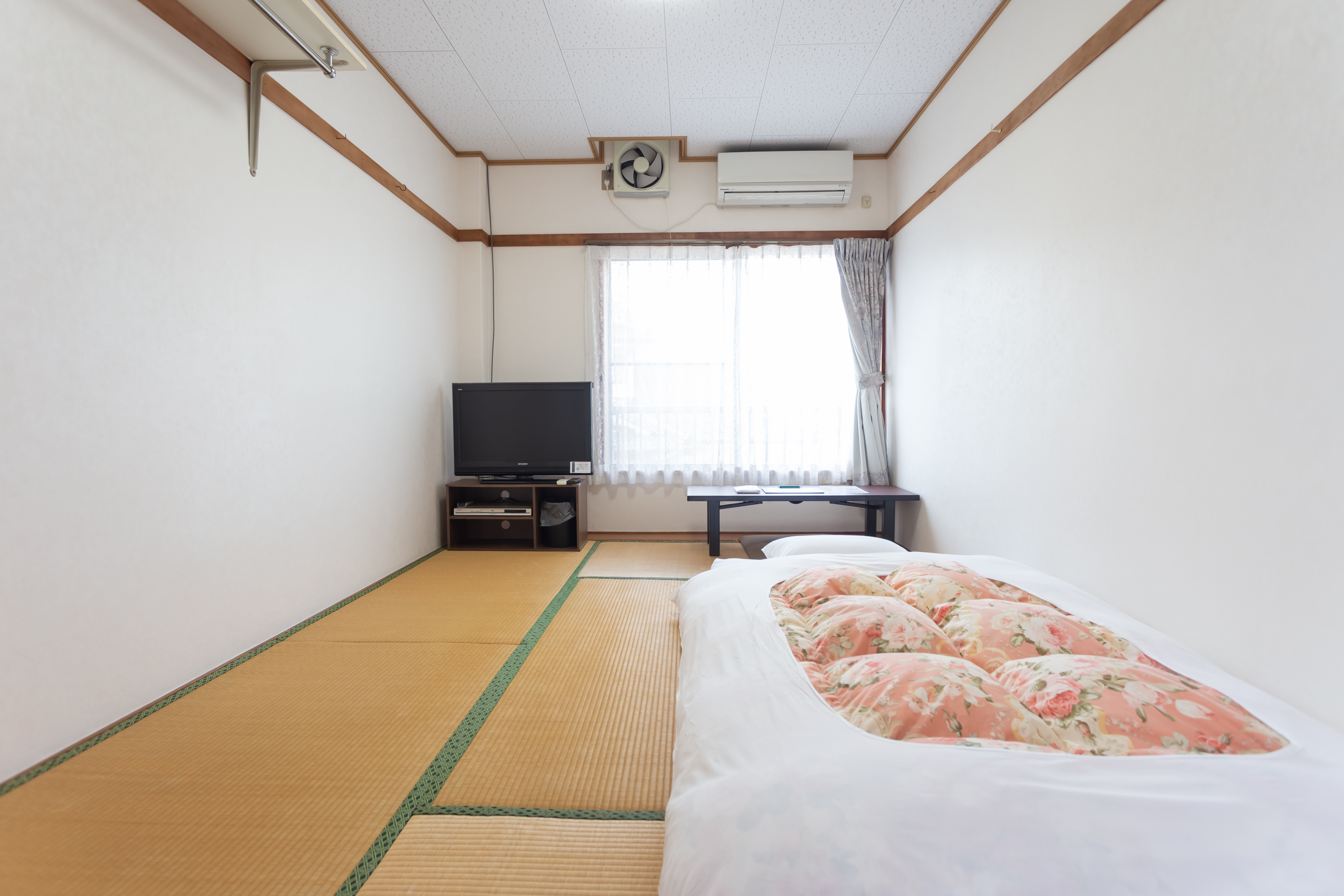 出張や1人旅にぴったりの落ち着いた6畳の和室です。　※トイレ・風呂・洗面所・冷蔵庫は共用です。客室内にはありません。