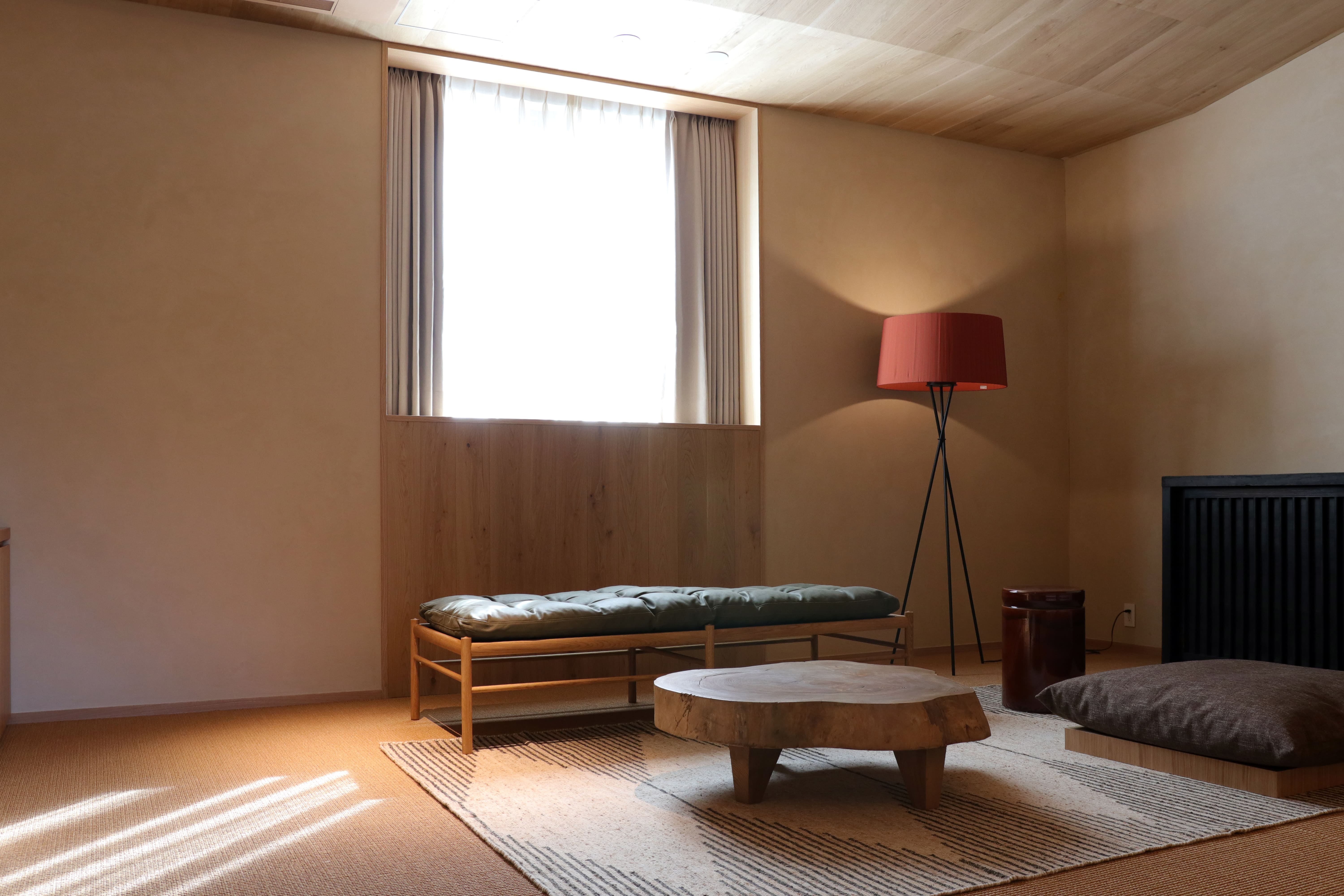 【103】日本の手仕事と北欧の名作が静かに響き合う、時代と土地を越えた美意識が溶け合う客室