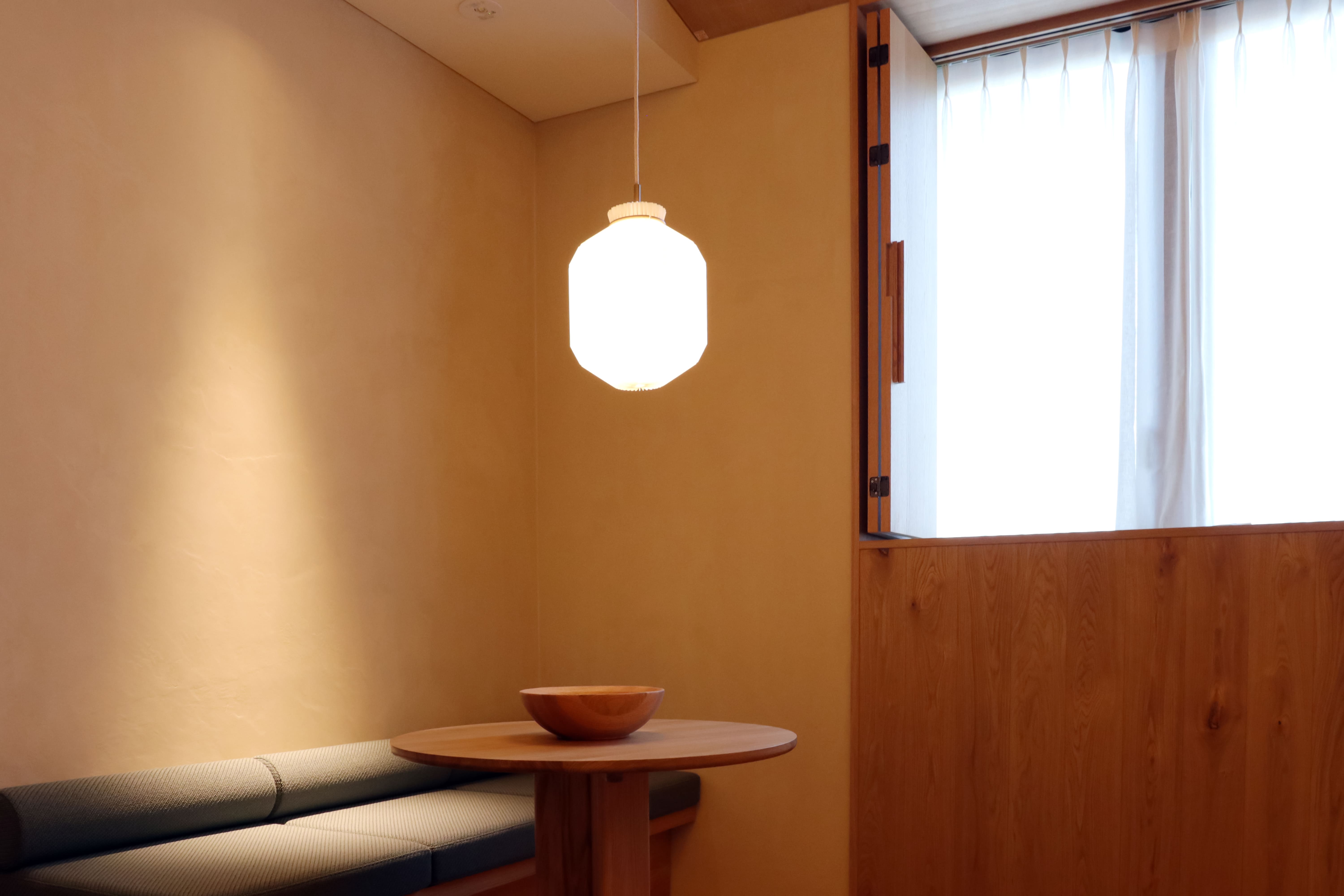 【108】装飾に頼らず、素材と構造の美しさをまっすぐに映し出した、凛とした心地よさの客室