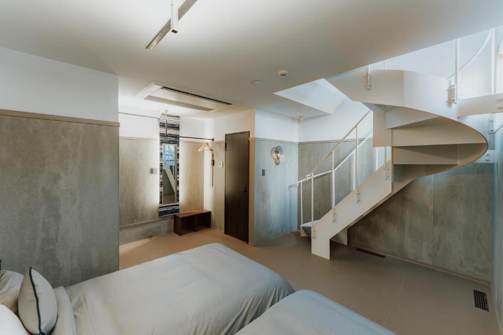 全２室シモンズ社製のローベットで寝心地の良い快適で優雅なお部屋です。  またキッチン備え付け、サウナ付きのメゾネットタイプになりますので、まさに&ldquo;暮らすように泊まる&rdquo;自分だけの自分らしい優雅な時間をお過ごしいただけます。  長岡の丘陵地だからこそ味わえる四季折々の風景に癒され、サウナで体を整え、五感が研ぎ澄まされた時間は新たな自分を発見できる唯一無二の時間となることでしょう。