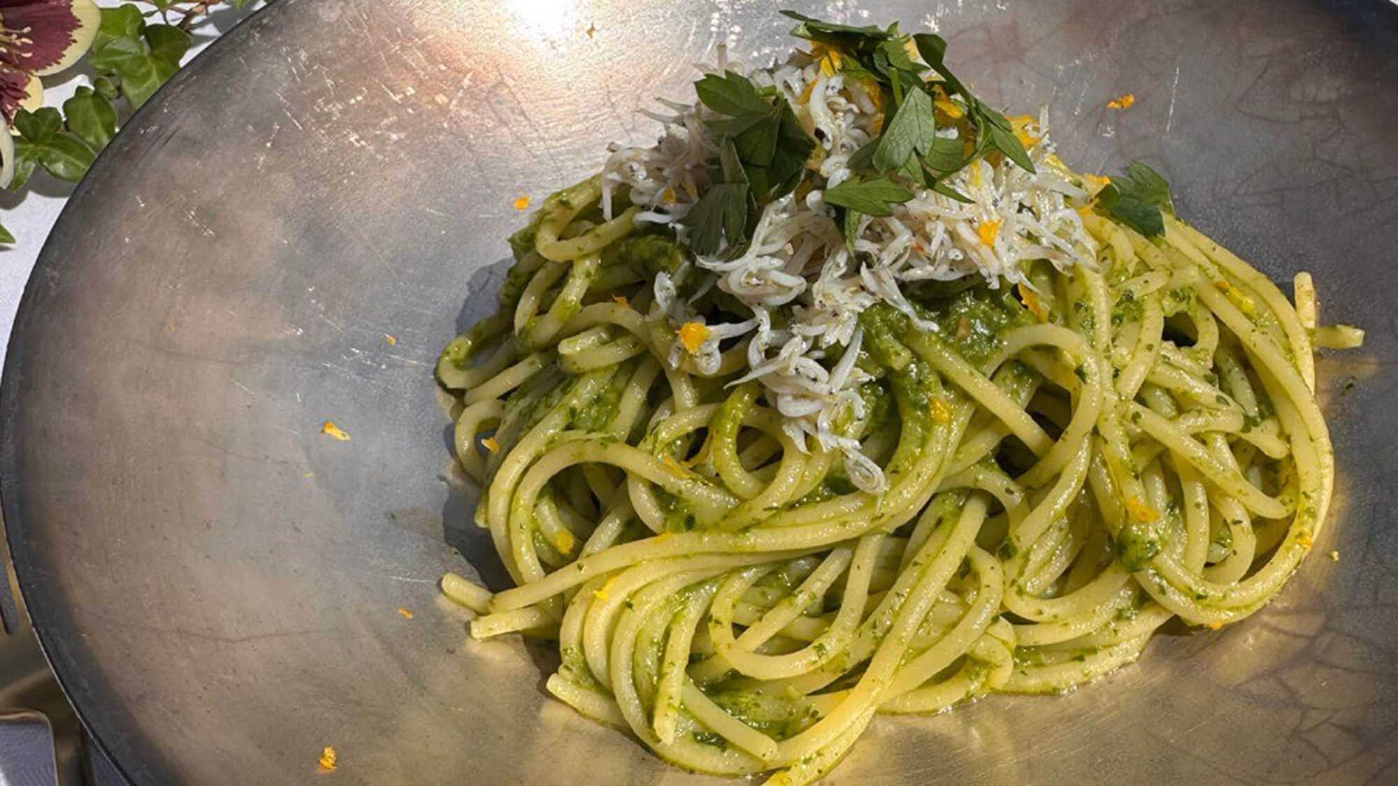 菜の花のピュレ　シラス、カラスミ、ゆずを添えて（スタンダードコース）