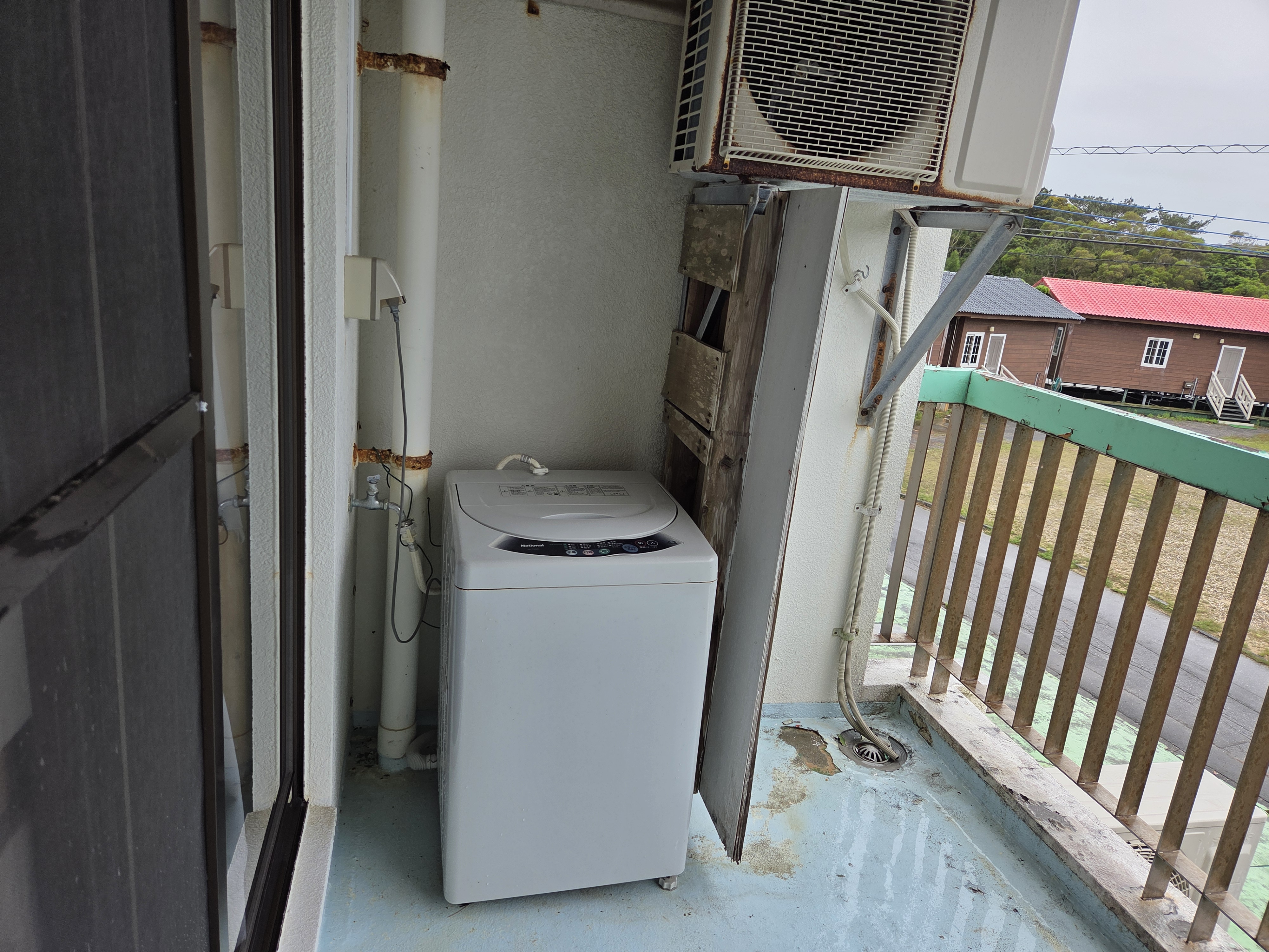 お部屋のベランダに洗濯機がございます。無料です。ご利用下さい。